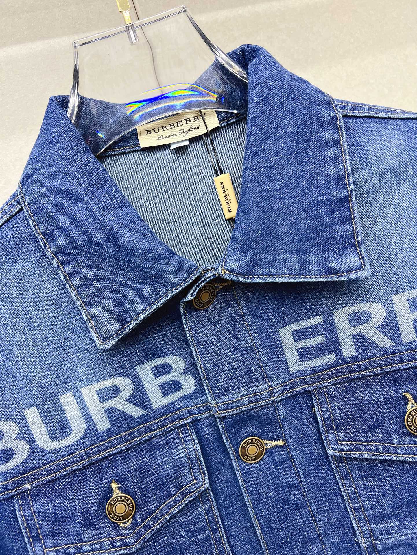 Burberry巴宝莉顶级版本！2024秋冬新款水洗字母牛仔外套闭眼入的一款！上身无敌百搭好看！原版开模