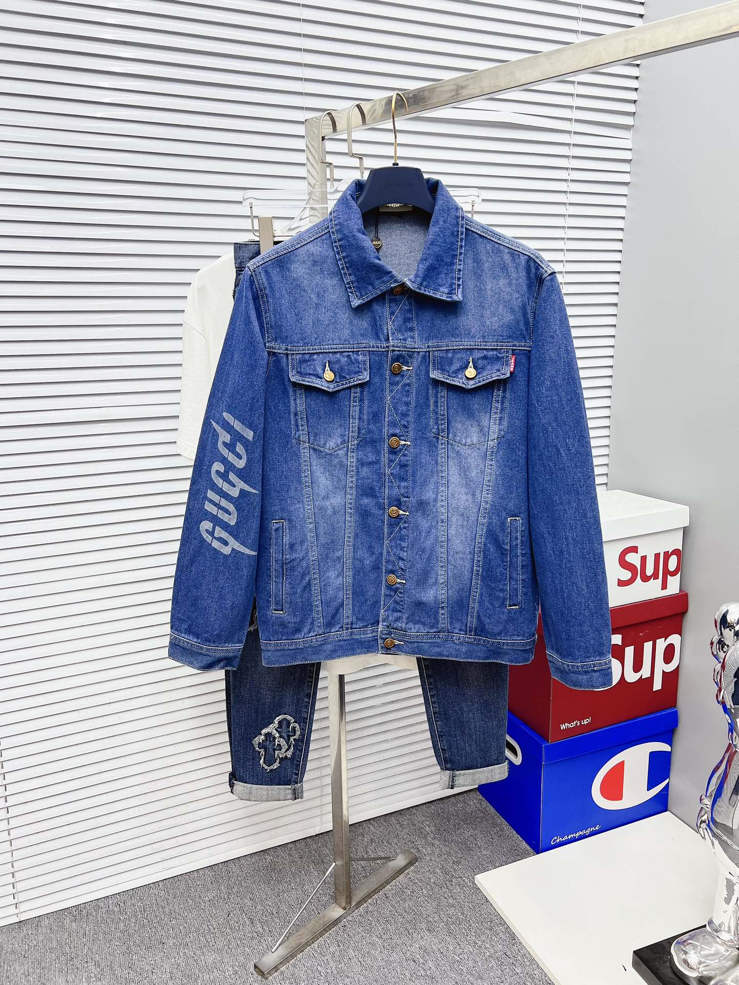 NO:645844,[Gucci] Popular trendy fashion items, high quality SS brand new men’s denim jackets, and original high-end denim shirts synchronized with the official website!  Fashionable denim clothing with high precision and heavy craftsmanship!  Very casual M-XXXL,,jackets & coats,alexander wang19860909【古奇】时尚主推爆款 代购级别牛货  SS全新男士牛仔外套 官网同步原单高端牛仔衫 ！时尚牛仔衣 高精度重磅工艺！ 非常显休闲 M-XXXL,,jackets & coats,alexander wang,Men's clothing