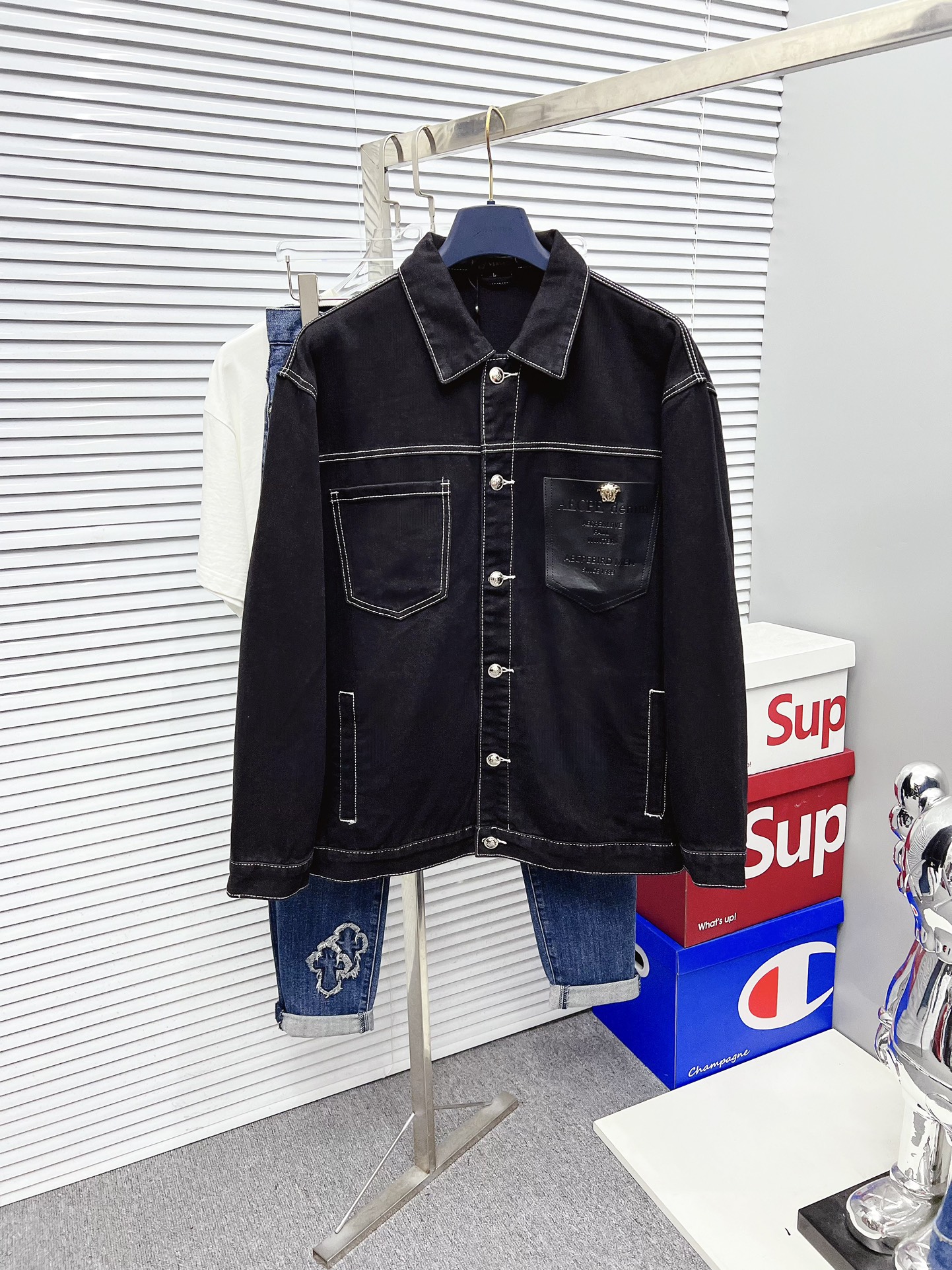 NO:645835,【Versace】Fashion flagship hot-selling items, high-quality SS brand-new men’s denim jackets, and original high-end denim shirts synchronized with the official website!  Fashionable denim clothing with high precision and heavy craftsmanship!  Very casual M-XXXL,,versace,jackets & coats,alexander wang19860909【范思哲】时尚主推爆款 代购级别牛货  SS全新男士牛仔外套 官网同步原单高端牛仔衫 ！时尚牛仔衣 高精度重磅工艺！ 非常显休闲 M-XXXL,,versace,jackets & coats,alexander wang,Men's clothing