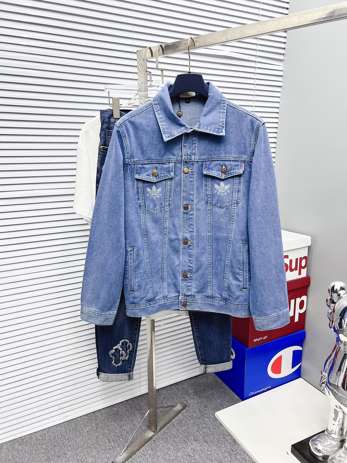 NO:524449,[Guqi] Fashion mainly promotes popular products, purchasing-level products, 2025 SS brand new men's denim jacket, the official website synchronizes the original single high-end denim shirt!  Fashionable denim jacket, high-precision heavy craftsmanship!  Very casual M-XXXL,,jackets & coats,alexander wang19860909【古奇】时尚主推爆款 代购级别牛货 2025 SS全新男士牛仔外套 官网同步原单高端牛仔衫 ！时尚牛仔衣 高精度重磅工艺！ 非常显休闲 M-XXXL,,jackets & coats,alexander wang,Men's clothing