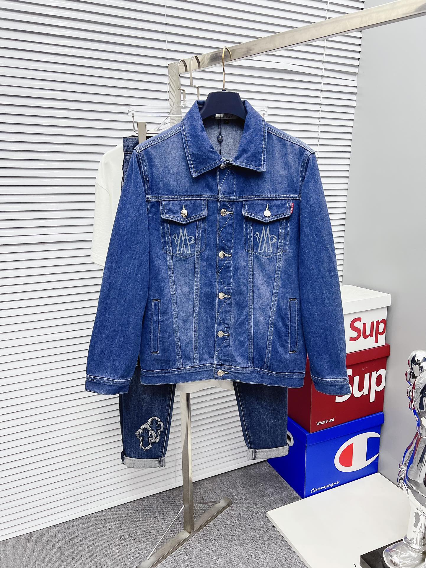 NO:524446,[Shirt] Fashion mainly promotes popular products, purchasing-level products, 2025 SS brand new men's denim jacket, the official website synchronizes the original single high-end denim shirt!  Fashionable denim jacket, high-precision heavy craftsmanship!  Very casual M-XXXL, Moncler, jackets & coats,alexander wang19860909【蒙口】时尚主推爆款 代购级别牛货 2025 SS全新男士牛仔外套 官网同步原单高端牛仔衫 ！时尚牛仔衣 高精度重磅工艺！ 非常显休闲 M-XXXL,,Moncler,jackets & coats,alexander wang,Men's clothing