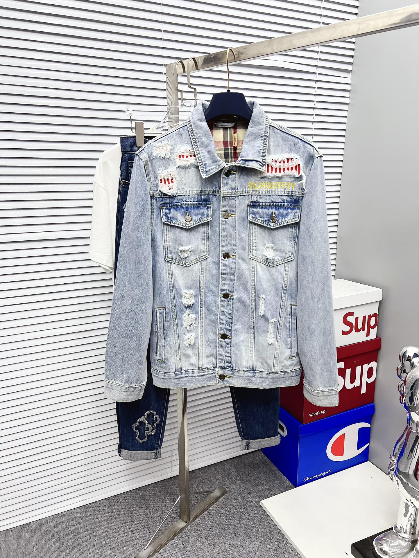 NO:524443,[Burberry] Fashion main popular products, purchasing level 2025 SS brand new men's denim jacket, the official website synchronizes the original single high-end denim shirt!  Fashionable denim jacket, high-precision heavy craftsmanship!  Very casual M-XXXL, burberry, jackets & coats,alexander wang19860909【巴宝莉】时尚主推爆款 代购级别牛货 2025 SS全新男士牛仔外套 官网同步原单高端牛仔衫 ！时尚牛仔衣 高精度重磅工艺！ 非常显休闲 M-XXXL,,burberry,jackets & coats,alexander wang,Men's clothing