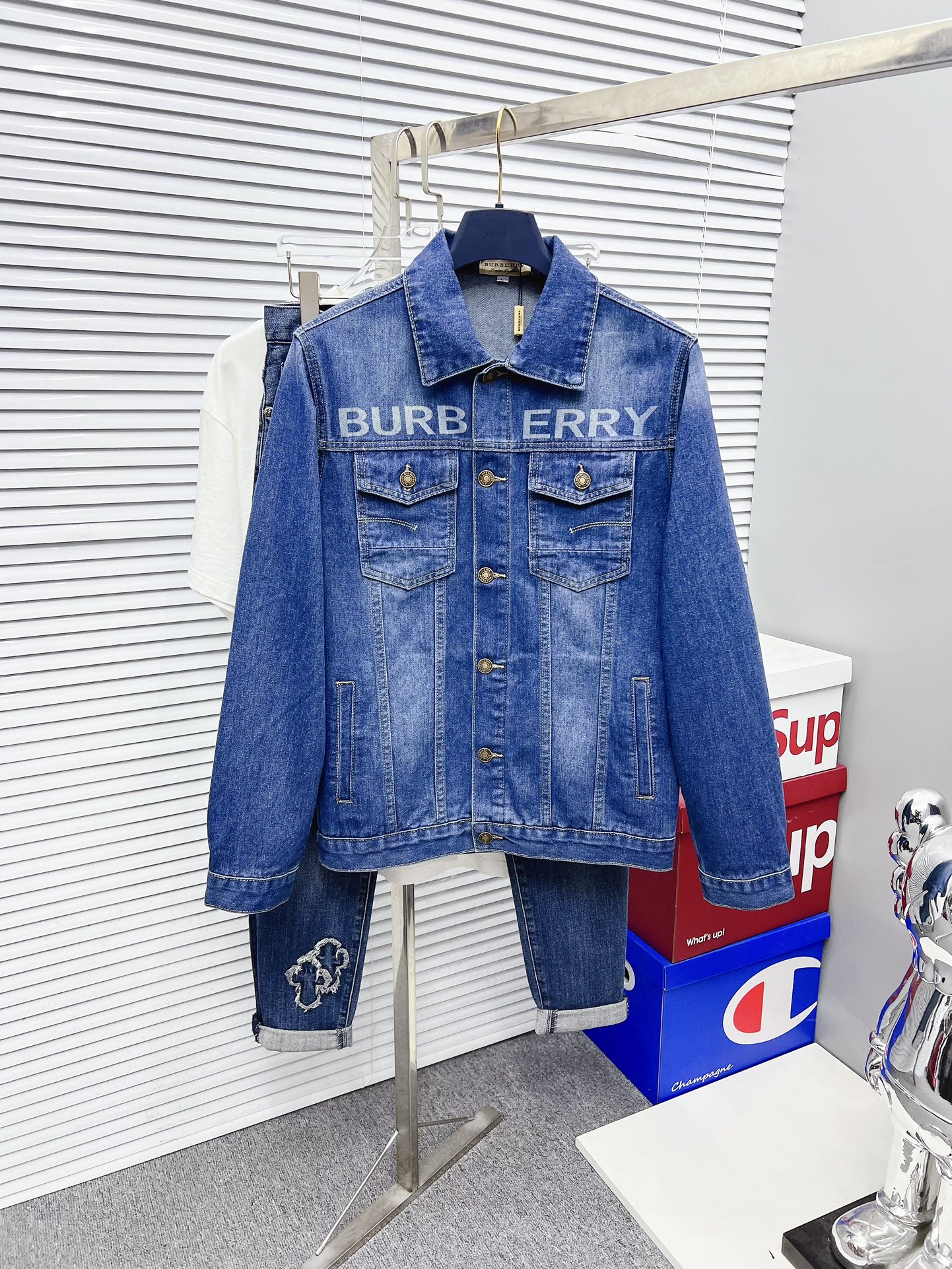 NO:645832,[Burberry] Popular trendy fashion items, high-quality SS brand-new men’s denim jackets, and original high-end denim shirts synchronized with the official website!  Fashionable denim clothing with high precision and heavy craftsmanship!  Very casual M-XXXL,,burberry,jackets & coats,alexander wang19860909【巴宝莉】时尚主推爆款 代购级别牛货  SS全新男士牛仔外套 官网同步原单高端牛仔衫 ！时尚牛仔衣 高精度重磅工艺！ 非常显休闲 M-XXXL,,burberry,jackets & coats,alexander wang,Men's clothing