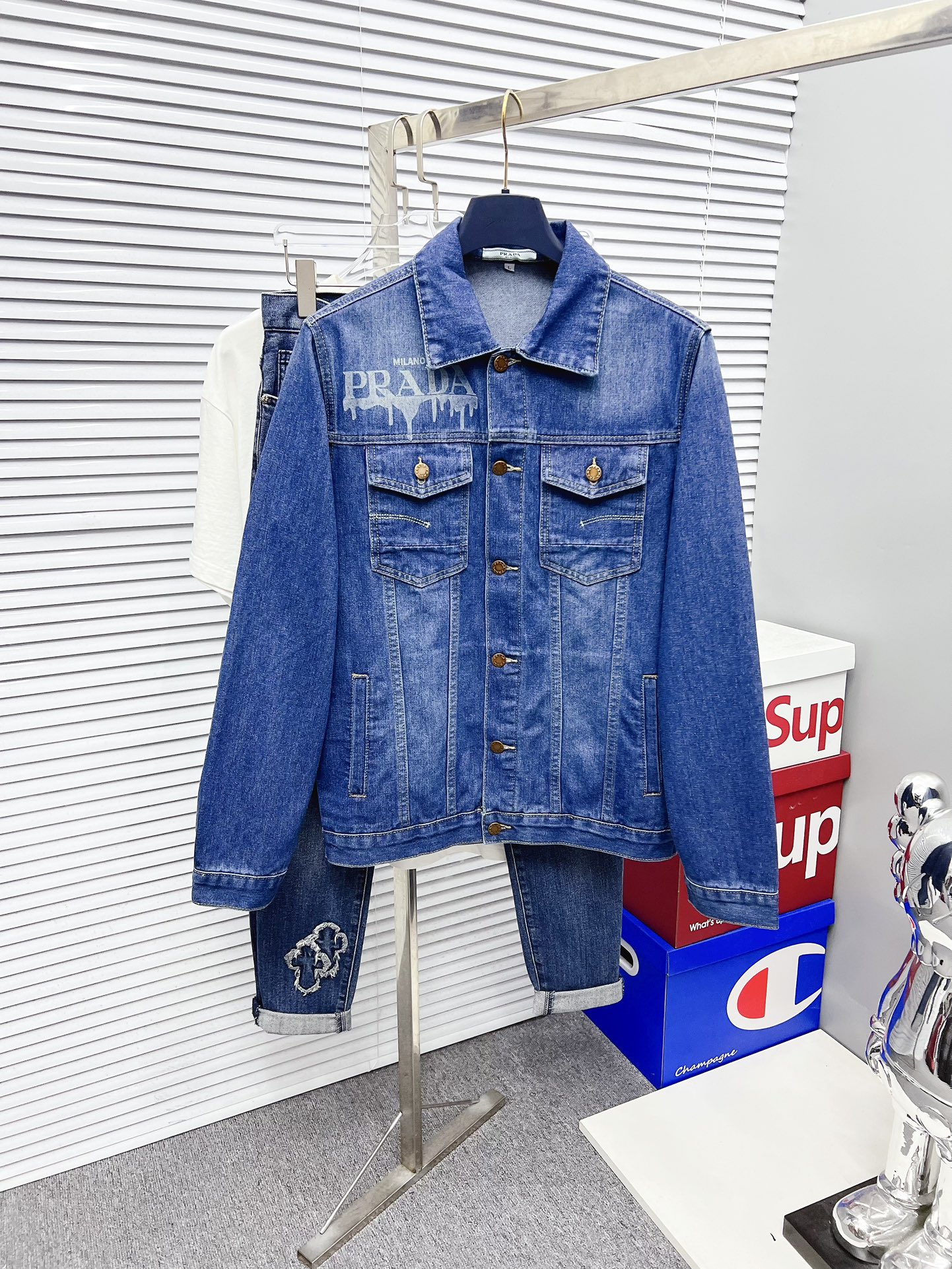 NO:524469,[Prada] Fashion main promotional hot products, purchasing-level 2025 SS brand new men's denim jacket, the official website synchronizes the original single high-end denim shirt!  Fashionable denim jacket, high-precision heavy craftsmanship!  Very casual M-XXXL, prada, jackets & coats,alexander wang19860909【普拉达】时尚主推爆款 代购级别牛货 2025 SS全新男士牛仔外套 官网同步原单高端牛仔衫 ！时尚牛仔衣 高精度重磅工艺！ 非常显休闲 M-XXXL,,prada,jackets & coats,alexander wang,Men's clothing