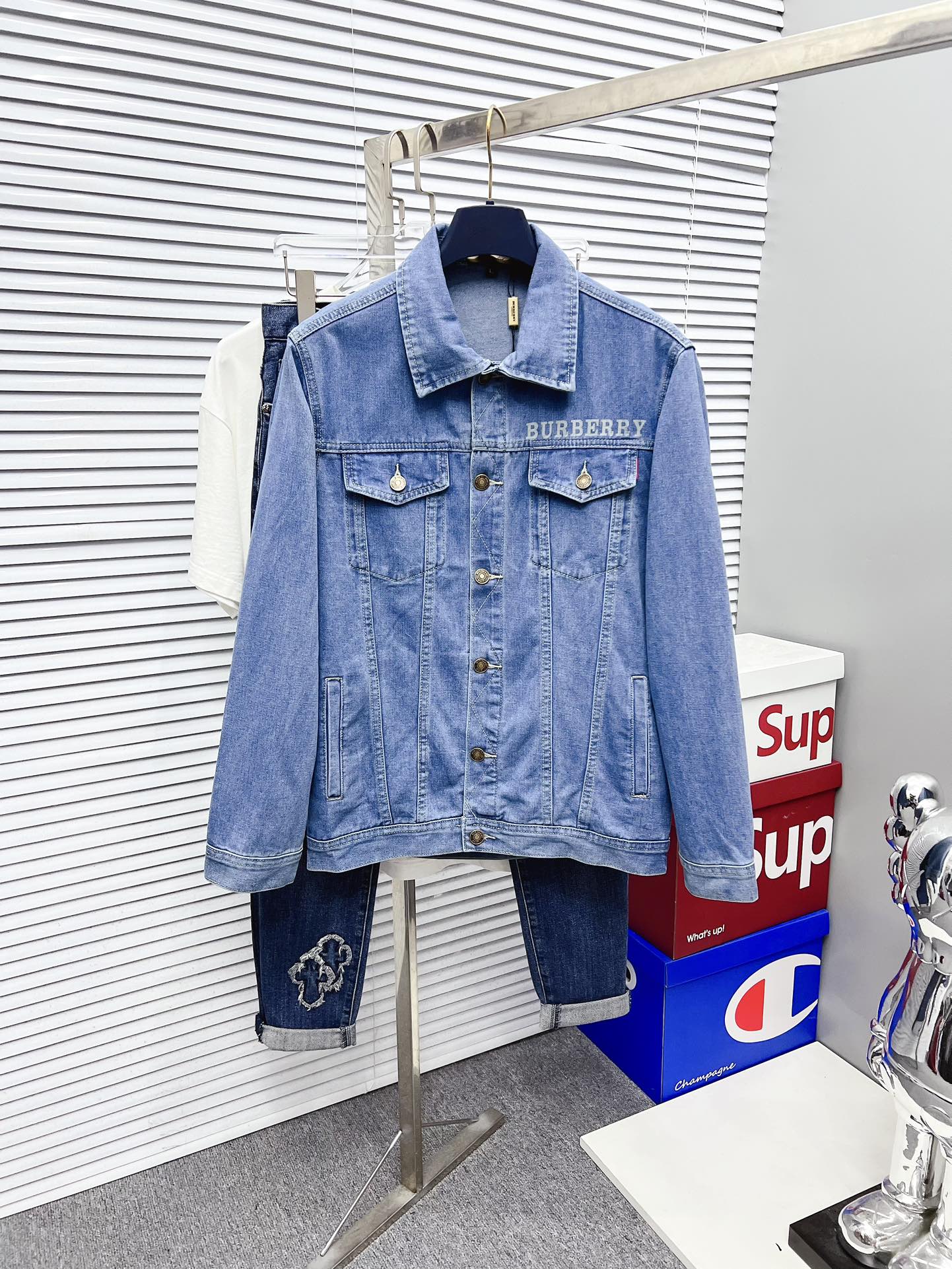 NO:524466,[Burberry] Fashion main popular products, purchasing level 2025 SS brand new men's denim jacket, the official website synchronizes the original single high-end denim shirt!  Fashionable denim jacket, high-precision heavy craftsmanship!  Very casual M-XXXL, burberry, jackets & coats,alexander wang19860909【巴宝莉】时尚主推爆款 代购级别牛货 2025 SS全新男士牛仔外套 官网同步原单高端牛仔衫 ！时尚牛仔衣 高精度重磅工艺！ 非常显休闲 M-XXXL,,burberry,jackets & coats,alexander wang,Men's clothing