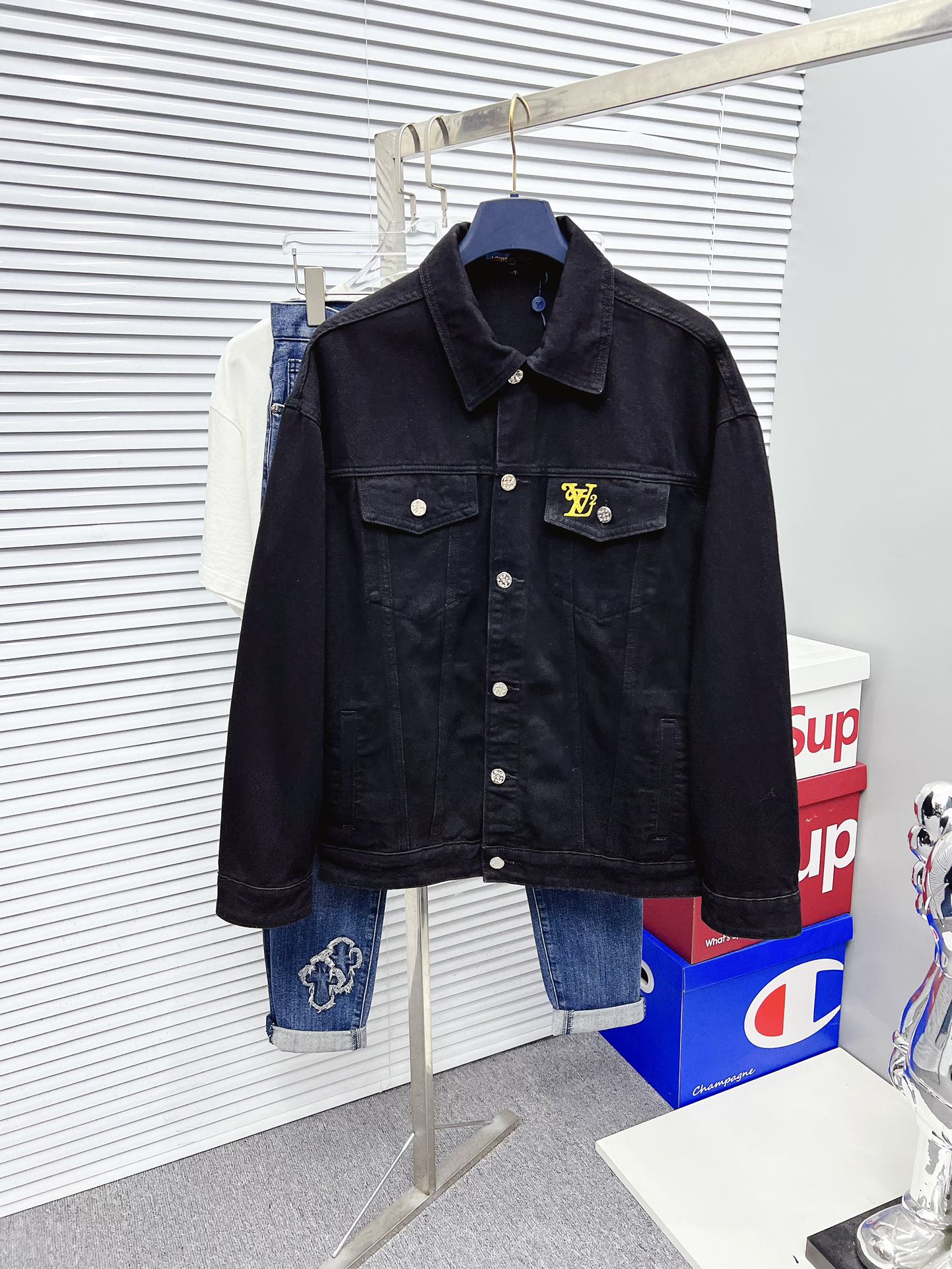 NO:524463,[LV] Fashion mainly promotes popular products, purchasing-level great products 2025 SS brand new men's denim jacket, the official website synchronizes the original single high-end denim shirt!  Fashionable denim jacket, high-precision heavy craftsmanship!  Very casual M-XXXL,,louis vuitton,jackets & coats,alexander wang19860909【LV】时尚主推爆款 代购级别牛货 2025 SS全新男士牛仔外套 官网同步原单高端牛仔衫 ！时尚牛仔衣 高精度重磅工艺！ 非常显休闲 M-XXXL,,louis vuitton,jackets & coats,alexander wang,Men's clothing