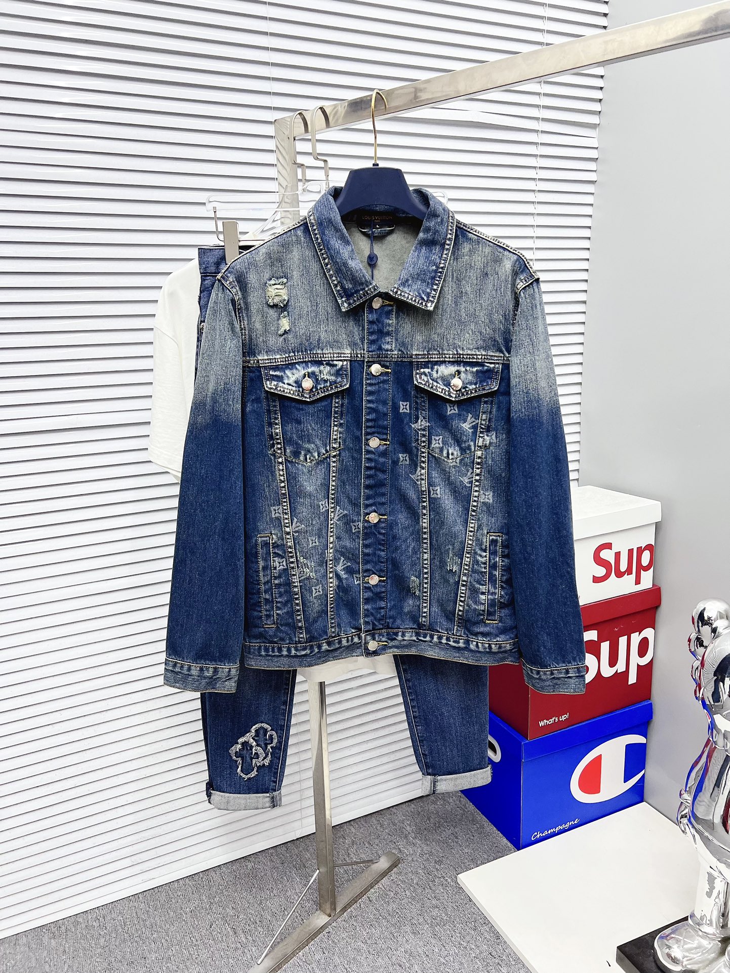 NO:524455,[LV] Fashion mainly promotes popular products, purchasing-level great products 2025 SS brand new men's denim jacket, the official website synchronizes the original single high-end denim shirt!  Fashionable denim jacket, high-precision heavy craftsmanship!  Very casual M-XXXL,,louis vuitton,jackets & coats,alexander wang19860909【LV】时尚主推爆款 代购级别牛货 2025 SS全新男士牛仔外套 官网同步原单高端牛仔衫 ！时尚牛仔衣 高精度重磅工艺！ 非常显休闲 M-XXXL,,louis vuitton,jackets & coats,alexander wang,Men's clothing