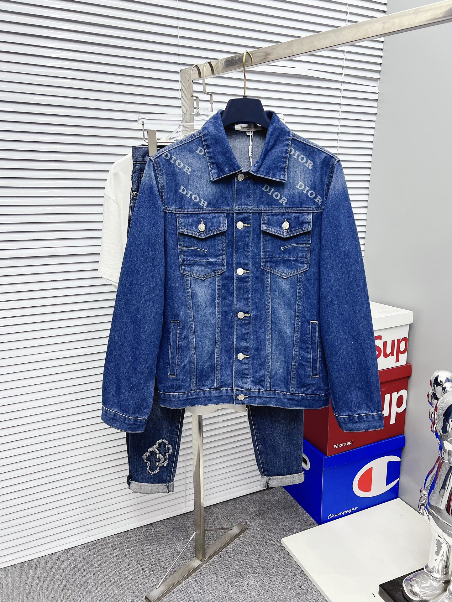 NO:524460,[Dio] Fashion mainly promotes popular products, purchasing-level products, 2025 SS brand new men's denim jacket, the official website synchronizes the original single high-end denim shirt!  Fashionable denim jacket, high-precision heavy craftsmanship!  Very casual M-XXXL,,dior,jackets & coats,alexander wang19860909【迪奥】时尚主推爆款 代购级别牛货 2025 SS全新男士牛仔外套 官网同步原单高端牛仔衫 ！时尚牛仔衣 高精度重磅工艺！ 非常显休闲 M-XXXL,,dior,jackets & coats,alexander wang,Men's clothing