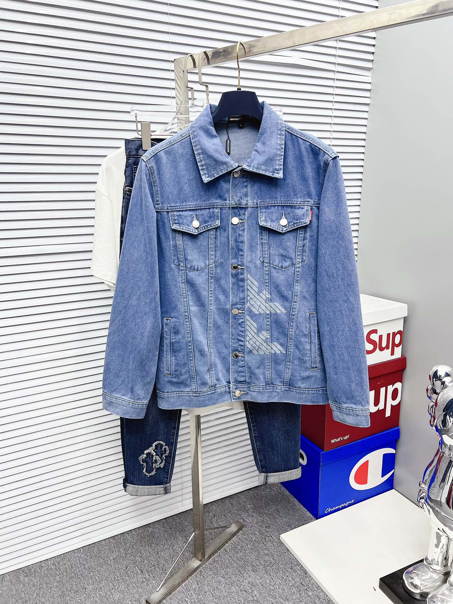 NO:645825,【Armani】Fashion flagship hot-selling items, high-quality SS brand-new men’s denim jackets, and original high-end denim shirts synchronized with the official website!  Fashionable denim clothing with high precision and heavy craftsmanship!  Very casual M-XXXL,,armani,jackets & coats,alexander wang19860909【阿玛尼】时尚主推爆款 代购级别牛货  SS全新男士牛仔外套 官网同步原单高端牛仔衫 ！时尚牛仔衣 高精度重磅工艺！ 非常显休闲 M-XXXL,,armani,jackets & coats,alexander wang,Men's clothing