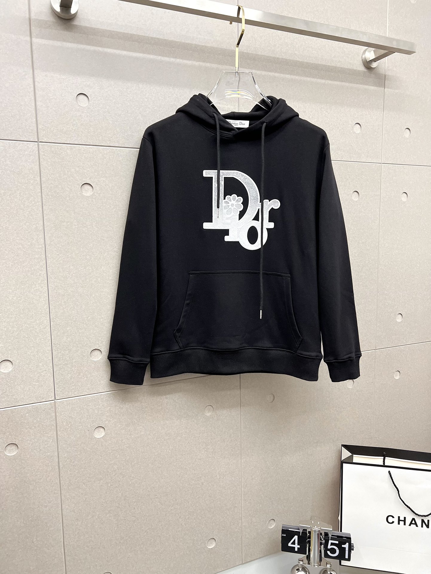 NO:527790,Dior 2025 Autumn and Winter New Design Hoodie Sweatshirt Official Website Synchronization!  This T-shirt is designed in minimalist and exquisite details. Oversize trim is arousing the details of Tyrol dress, summoning modern and innovative, creating conceptual patterns that are different from the past, and injecting rich connotations into traditional cotton T-shirts. The LOGO on the front graphic webbing car is unique and more noble in the brand, highlighting the style of a big brand, setting off the minimalist design style, and revealing the elegant style at a glance!  As a brand that pursues the sense of design and cutting craftsmanship, the materials used will never disappoint!  This shirt is made of Solona cotton blended 400 grams fabric, noble and exquisite, and the fabric is full, soft and skin-friendly. In short, such a classic model is a must-have in autumn and winter!  M-4XL, dior,dior,versace,hoodie,sweatshirts,tees,t-shirt,hats,alexander wang19860909Dior 迪奥 2025秋冬 新款设计感连帽卫衣 官网同步！这款T恤极简主义设计和精美细节于一身.Oversize饰边引人联想蒂罗尔着装细节,召唤摩登新意,造就不同以往的概念化图案,为传统棉质T恤注入丰盈内涵.前幅图形织带车出的LOGO,别具一番特色,更显品牌尊贵 彰显大牌风范,衬托出了极简主义的设计风格,把优雅风展露的一览无余！ 作为一个追求设计感和裁剪工艺的品牌,用料永远不会让人失望！本款衫身采用索洛纳棉混纺400 克面料,高贵精致,布面棉质饱满柔软亲肤 总之这么经典的款,秋冬必备！M-4XL,,dior,dior,versace,hoodie,sweatshirts,tees，t-shirt,hats,alexander wang,Men's clothing