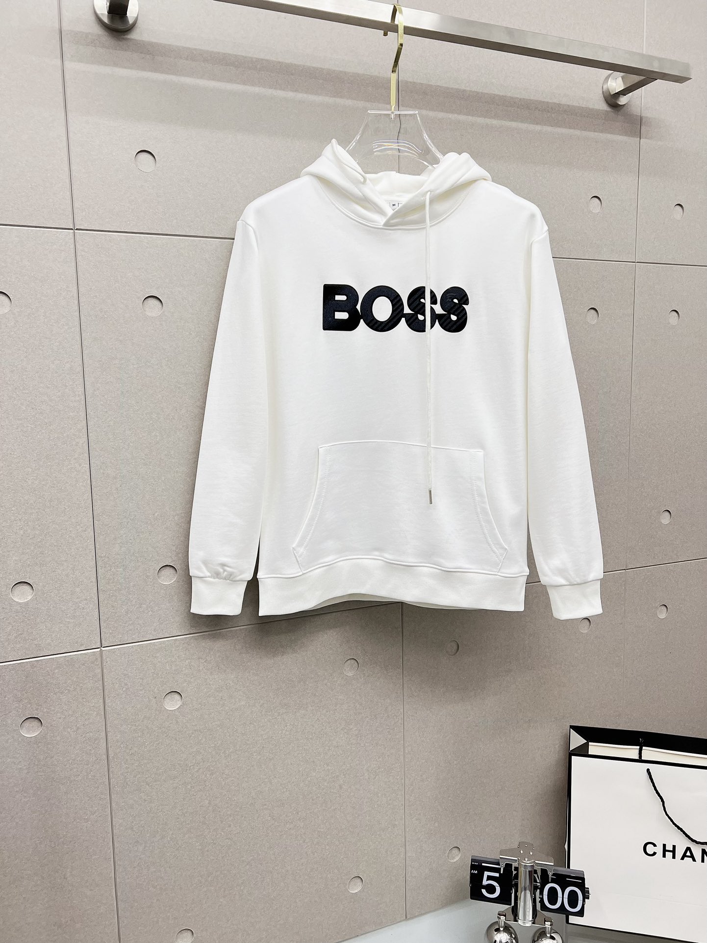 NO:527792,BOSS 2025 Autumn and Winter New Design Hoodie Sweatshirt Official Website Synchronization!  This T-shirt is designed in minimalist and exquisite details. Oversize trim is arousing the details of Tyrol dress, summoning modern and innovative, creating conceptual patterns that are different from the past, and injecting rich connotations into traditional cotton T-shirts. The LOGO on the front graphic webbing car is unique and more noble in the brand, highlighting the style of a big brand, setting off the minimalist design style, and revealing the elegant style at a glance!  As a brand that pursues the sense of design and cutting craftsmanship, the materials used will never disappoint!  This shirt is made of Solona cotton blended 400 grams fabric, noble and exquisite, and the fabric is full, soft and skin-friendly. In short, such a classic model is a must-have in autumn and winter!  M-4XL, versace, hoodie, sweatshirts, tees, t-shirt, hats, alexander wang19860909BOSS 2025秋冬 新款设计感连帽卫衣 官网同步！这款T恤极简主义设计和精美细节于一身.Oversize饰边引人联想蒂罗尔着装细节,召唤摩登新意,造就不同以往的概念化图案,为传统棉质T恤注入丰盈内涵.前幅图形织带车出的LOGO,别具一番特色,更显品牌尊贵 彰显大牌风范,衬托出了极简主义的设计风格,把优雅风展露的一览无余！ 作为一个追求设计感和裁剪工艺的品牌,用料永远不会让人失望！本款衫身采用索洛纳棉混纺400 克面料,高贵精致,布面棉质饱满柔软亲肤 总之这么经典的款,秋冬必备！M-4XL,,versace,hoodie,sweatshirts,tees，t-shirt,hats,alexander wang,Men's clothing