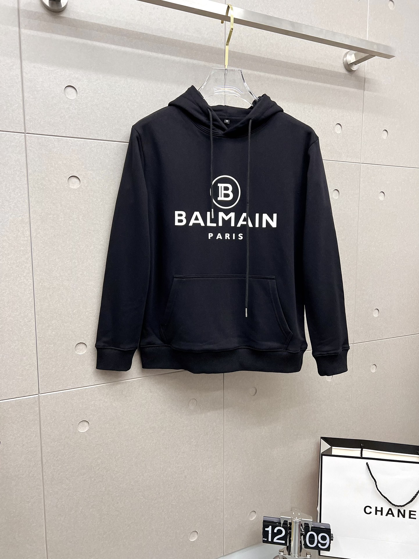 NO:527804,Balmain 2025 Autumn and Winter New Design Hooded Sweatshirt Official Website Synchronization!  This T-shirt is designed in minimalist and exquisite details. Oversize trim is arousing the details of Tyrol dress, summoning modern and innovative, creating conceptual patterns that are different from the past, and injecting rich connotations into traditional cotton T-shirts. The LOGO on the front graphic webbing car is unique and more noble in the brand, highlighting the style of a big brand, setting off the minimalist design style, and revealing the elegant style at a glance!  As a brand that pursues the sense of design and cutting craftsmanship, the materials used will never disappoint!  This shirt is made of Solona cotton blended 400 grams fabric, noble and exquisite, and the fabric is full, soft and skin-friendly. In short, such a classic model is a must-have in autumn and winter!  M-4XL, balmain, versace, hoodie, sweatshirts, tees, t-shirt, hats, alexander wang19860909巴尔曼 2025秋冬 新款设计感连帽卫衣 官网同步！这款T恤极简主义设计和精美细节于一身.Oversize饰边引人联想蒂罗尔着装细节,召唤摩登新意,造就不同以往的概念化图案,为传统棉质T恤注入丰盈内涵.前幅图形织带车出的LOGO,别具一番特色,更显品牌尊贵 彰显大牌风范,衬托出了极简主义的设计风格,把优雅风展露的一览无余！ 作为一个追求设计感和裁剪工艺的品牌,用料永远不会让人失望！本款衫身采用索洛纳棉混纺400 克面料,高贵精致,布面棉质饱满柔软亲肤 总之这么经典的款,秋冬必备！M-4XL,,balmain,versace,hoodie,sweatshirts,tees，t-shirt,hats,alexander wang,Men's clothing