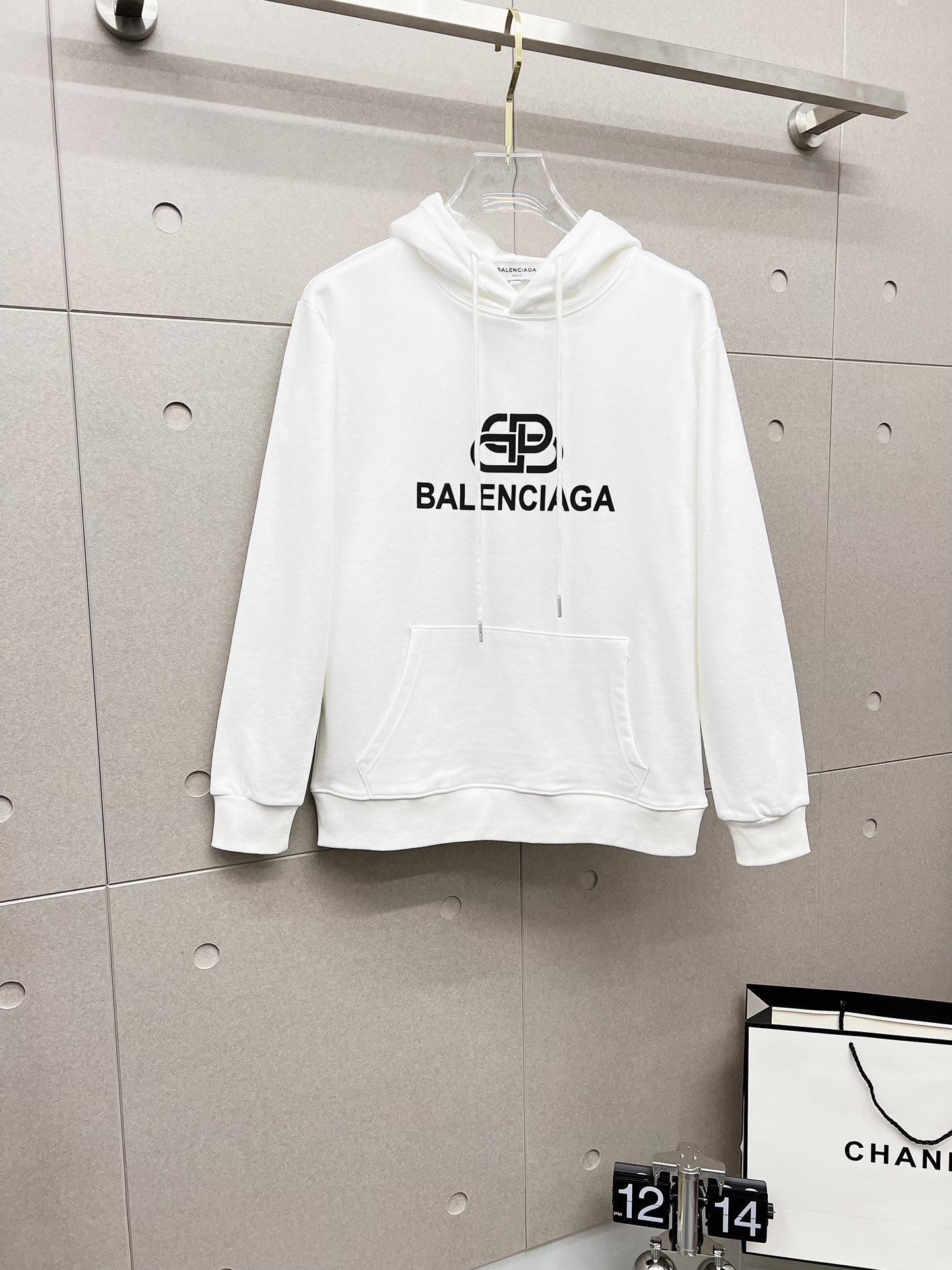 NO:527798,Balenciaga 2025 Autumn and Winter New Design Hoodie Sweatshirt Official Website Synchronization!  This T-shirt is designed in minimalist and exquisite details. Oversize trim is arousing the details of Tyrol dress, summoning modern and innovative, creating conceptual patterns that are different from the past, and injecting rich connotations into traditional cotton T-shirts. The LOGO on the front graphic webbing car is unique and more noble in the brand, highlighting the style of a big brand, setting off the minimalist design style, and revealing the elegant style at a glance!  As a brand that pursues the sense of design and cutting craftsmanship, the materials used will never disappoint!  This shirt is made of Solona cotton blended 400 grams fabric, noble and exquisite, and the fabric is full, soft and skin-friendly. In short, such a classic model is a must-have in autumn and winter!  M-4XL, balenciaga, versace, hoodie, sweatshirts, tees, t-shirt, hats, alexander wang19860909巴黎世家 2025秋冬 新款设计感连帽卫衣 官网同步！这款T恤极简主义设计和精美细节于一身.Oversize饰边引人联想蒂罗尔着装细节,召唤摩登新意,造就不同以往的概念化图案,为传统棉质T恤注入丰盈内涵.前幅图形织带车出的LOGO,别具一番特色,更显品牌尊贵 彰显大牌风范,衬托出了极简主义的设计风格,把优雅风展露的一览无余！ 作为一个追求设计感和裁剪工艺的品牌,用料永远不会让人失望！本款衫身采用索洛纳棉混纺400 克面料,高贵精致,布面棉质饱满柔软亲肤 总之这么经典的款,秋冬必备！M-4XL,,balenciaga,versace,hoodie,sweatshirts,tees，t-shirt,hats,alexander wang,Men's clothing