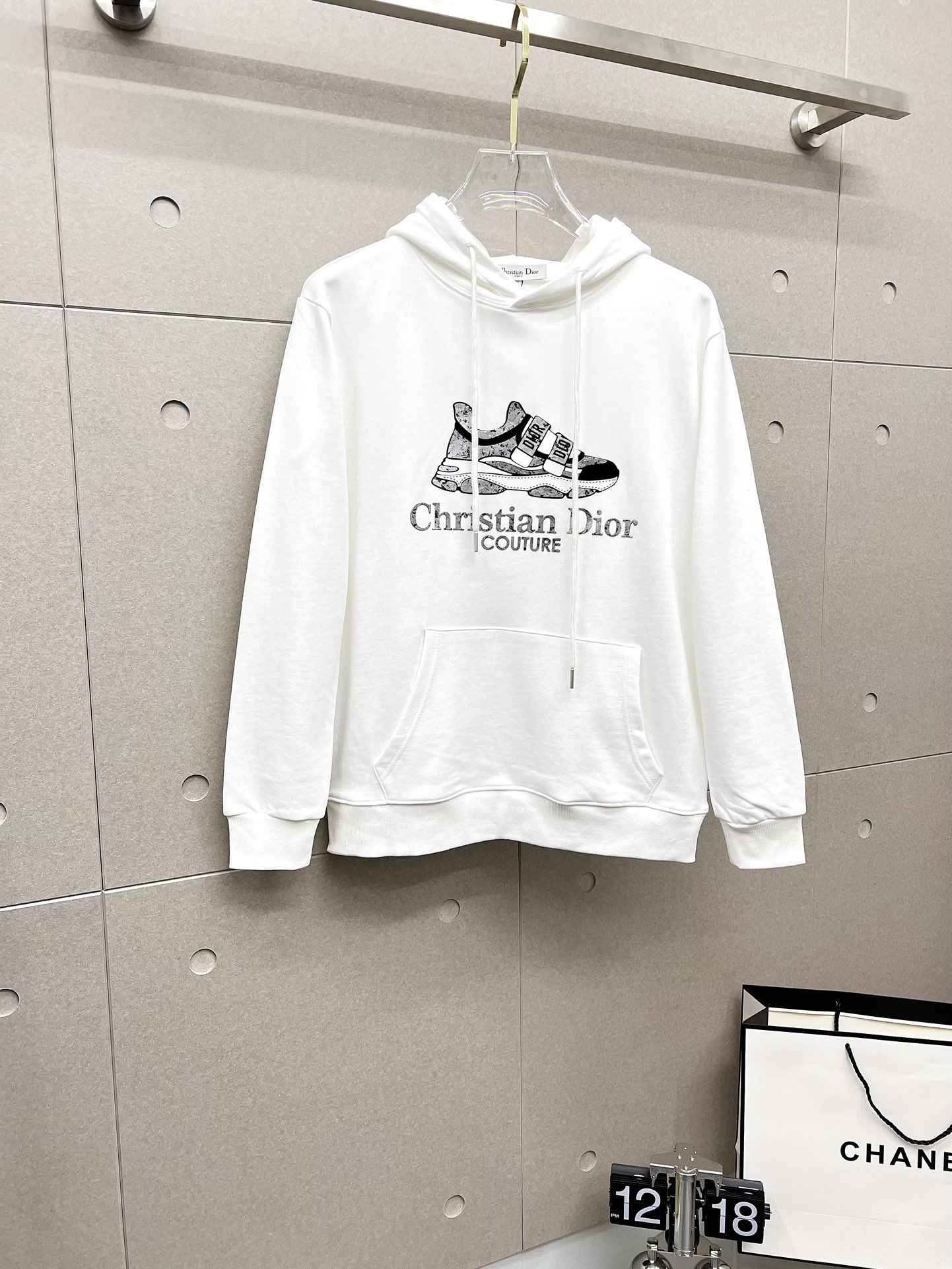 NO:527800,Dior 2025 Autumn and Winter New Design Hoodie Sweatshirt Official Website Synchronization!  This T-shirt is designed in minimalist and exquisite details. Oversize trim is arousing the details of Tyrol dress, summoning modern and innovative, creating conceptual patterns that are different from the past, and injecting rich connotations into traditional cotton T-shirts. The LOGO on the front graphic webbing car is unique and more noble in the brand, highlighting the style of a big brand, setting off the minimalist design style, and revealing the elegant style at a glance!  As a brand that pursues the sense of design and cutting craftsmanship, the materials used will never disappoint!  This shirt is made of Solona cotton blended 400 grams fabric, noble and exquisite, and the fabric is full, soft and skin-friendly. In short, such a classic model is a must-have in autumn and winter!  M-4XL, dior, dior, versace, hoodie, sweatshirts, tees, t-shirt, hats, alexander wang19860909Dior 迪奥 2025秋冬 新款设计感连帽卫衣 官网同步！这款T恤极简主义设计和精美细节于一身.Oversize饰边引人联想蒂罗尔着装细节,召唤摩登新意,造就不同以往的概念化图案,为传统棉质T恤注入丰盈内涵.前幅图形织带车出的LOGO,别具一番特色,更显品牌尊贵 彰显大牌风范,衬托出了极简主义的设计风格,把优雅风展露的一览无余！ 作为一个追求设计感和裁剪工艺的品牌,用料永远不会让人失望！本款衫身采用索洛纳棉混纺400 克面料,高贵精致,布面棉质饱满柔软亲肤 总之这么经典的款,秋冬必备！M-4XL,,dior,dior,versace,hoodie,sweatshirts,tees，t-shirt,hats,alexander wang,Men's clothing