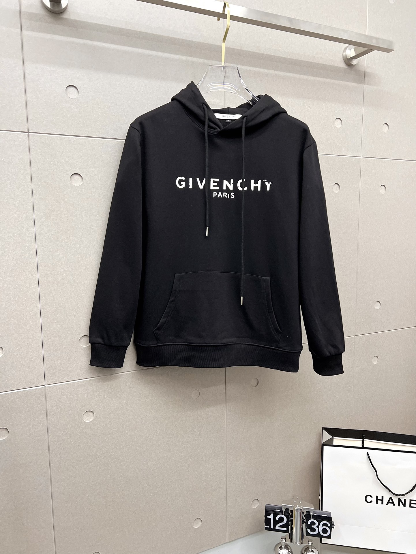 NO:527808,Givenchy 2025 Autumn and Winter New Design Hoodie Sweatshirt Sync on the official website!  This T-shirt is designed in minimalist and exquisite details. Oversize trim is arousing the details of Tyrol dress, summoning modern and innovative, creating conceptual patterns that are different from the past, and injecting rich connotations into traditional cotton T-shirts. The LOGO on the front graphic webbing car is unique and more noble in the brand, highlighting the style of a big brand, setting off the minimalist design style, and revealing the elegant style at a glance!  As a brand that pursues the sense of design and cutting craftsmanship, the materials used will never disappoint!  This shirt is made of Solona cotton blended 400 grams fabric, noble and exquisite, and the fabric is full, soft and skin-friendly. In short, such a classic model is a must-have in autumn and winter!  M-4XL, given versace, hoodie, sweatshirts, tees, t-shirt, hats, alexander wang19860909纪梵希 2025秋冬 新款设计感连帽卫衣 官网同步！这款T恤极简主义设计和精美细节于一身.Oversize饰边引人联想蒂罗尔着装细节,召唤摩登新意,造就不同以往的概念化图案,为传统棉质T恤注入丰盈内涵.前幅图形织带车出的LOGO,别具一番特色,更显品牌尊贵 彰显大牌风范,衬托出了极简主义的设计风格,把优雅风展露的一览无余！ 作为一个追求设计感和裁剪工艺的品牌,用料永远不会让人失望！本款衫身采用索洛纳棉混纺400 克面料,高贵精致,布面棉质饱满柔软亲肤 总之这么经典的款,秋冬必备！M-4XL,,givenchy,versace,hoodie,sweatshirts,tees，t-shirt,hats,alexander wang,Men's clothing
