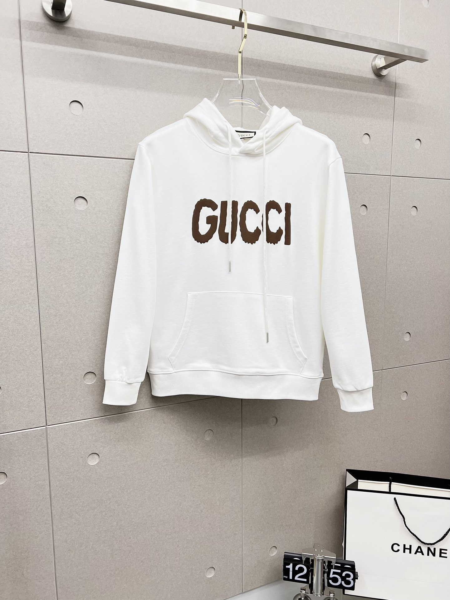 NO:527793,GUCCI 2025 Autumn and Winter New Design Hoodie Sweatshirt Official Website Synchronization!  This T-shirt is designed in minimalist and exquisite details. Oversize trim is arousing the details of Tyrol dress, summoning modern and innovative, creating conceptual patterns that are different from the past, and injecting rich connotations into traditional cotton T-shirts. The LOGO on the front graphic webbing car is unique and more noble in the brand, highlighting the style of a big brand, setting off the minimalist design style, and revealing the elegant style at a glance!  As a brand that pursues the sense of design and cutting craftsmanship, the materials used will never disappoint!  This shirt is made of Solona cotton blended 400 grams fabric, noble and exquisite, and the fabric is full, soft and skin-friendly. In short, such a classic model is a must-have in autumn and winter!  M-4XL, gucci, versace, hoodie, sweatshirts, tees, t-shirt, hats, alexander wang19860909GUCCI 古奇 2025秋冬 新款设计感连帽卫衣 官网同步！这款T恤极简主义设计和精美细节于一身.Oversize饰边引人联想蒂罗尔着装细节,召唤摩登新意,造就不同以往的概念化图案,为传统棉质T恤注入丰盈内涵.前幅图形织带车出的LOGO,别具一番特色,更显品牌尊贵 彰显大牌风范,衬托出了极简主义的设计风格,把优雅风展露的一览无余！ 作为一个追求设计感和裁剪工艺的品牌,用料永远不会让人失望！本款衫身采用索洛纳棉混纺400 克面料,高贵精致,布面棉质饱满柔软亲肤 总之这么经典的款,秋冬必备！M-4XL,,gucci,versace,hoodie,sweatshirts,tees，t-shirt,hats,alexander wang,Men's clothing