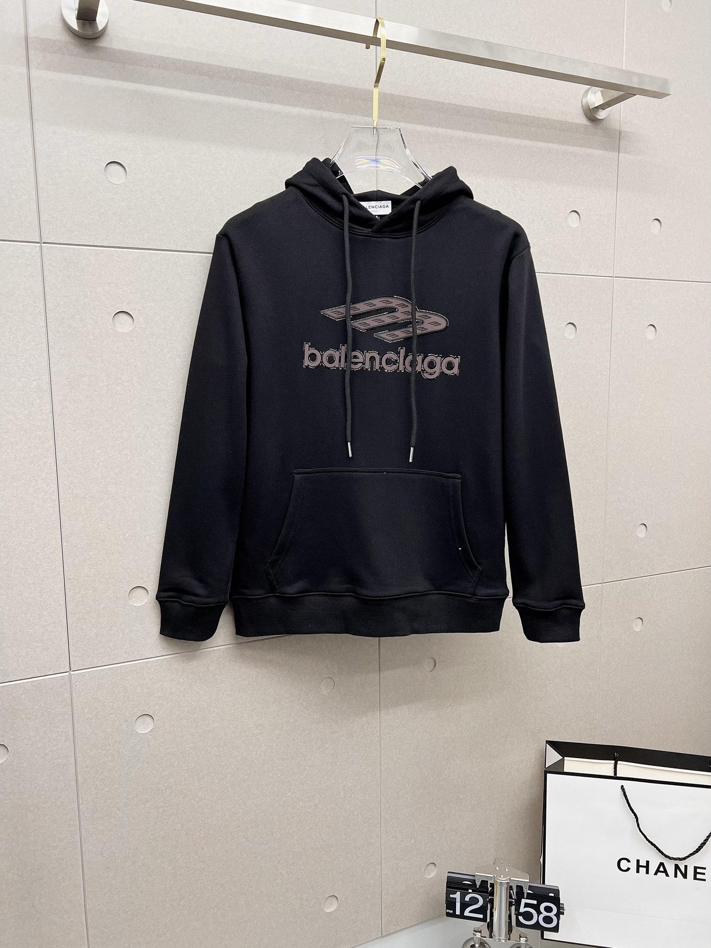 NO:527795,Balenciaga 2025 Autumn and Winter New Design Hoodie Sweatshirt Official Website Synchronization!  This T-shirt is designed in minimalist and exquisite details. Oversize trim is arousing the details of Tyrol dress, summoning modern and innovative, creating conceptual patterns that are different from the past, and injecting rich connotations into traditional cotton T-shirts. The LOGO on the front graphic webbing car is unique and more noble in the brand, highlighting the style of a big brand, setting off the minimalist design style, and revealing the elegant style at a glance!  As a brand that pursues the sense of design and cutting craftsmanship, the materials used will never disappoint!  This shirt is made of Solona cotton blended 400 grams fabric, noble and exquisite, and the fabric is full, soft and skin-friendly. In short, such a classic model is a must-have in autumn and winter!  M-4XL, balenciaga, versace, hoodie, sweatshirts, tees, t-shirt, hats, alexander wang19860909巴黎世家 2025秋冬 新款设计感连帽卫衣 官网同步！这款T恤极简主义设计和精美细节于一身.Oversize饰边引人联想蒂罗尔着装细节,召唤摩登新意,造就不同以往的概念化图案,为传统棉质T恤注入丰盈内涵.前幅图形织带车出的LOGO,别具一番特色,更显品牌尊贵 彰显大牌风范,衬托出了极简主义的设计风格,把优雅风展露的一览无余！ 作为一个追求设计感和裁剪工艺的品牌,用料永远不会让人失望！本款衫身采用索洛纳棉混纺400 克面料,高贵精致,布面棉质饱满柔软亲肤 总之这么经典的款,秋冬必备！M-4XL,,balenciaga,versace,hoodie,sweatshirts,tees，t-shirt,hats,alexander wang,Men's clothing