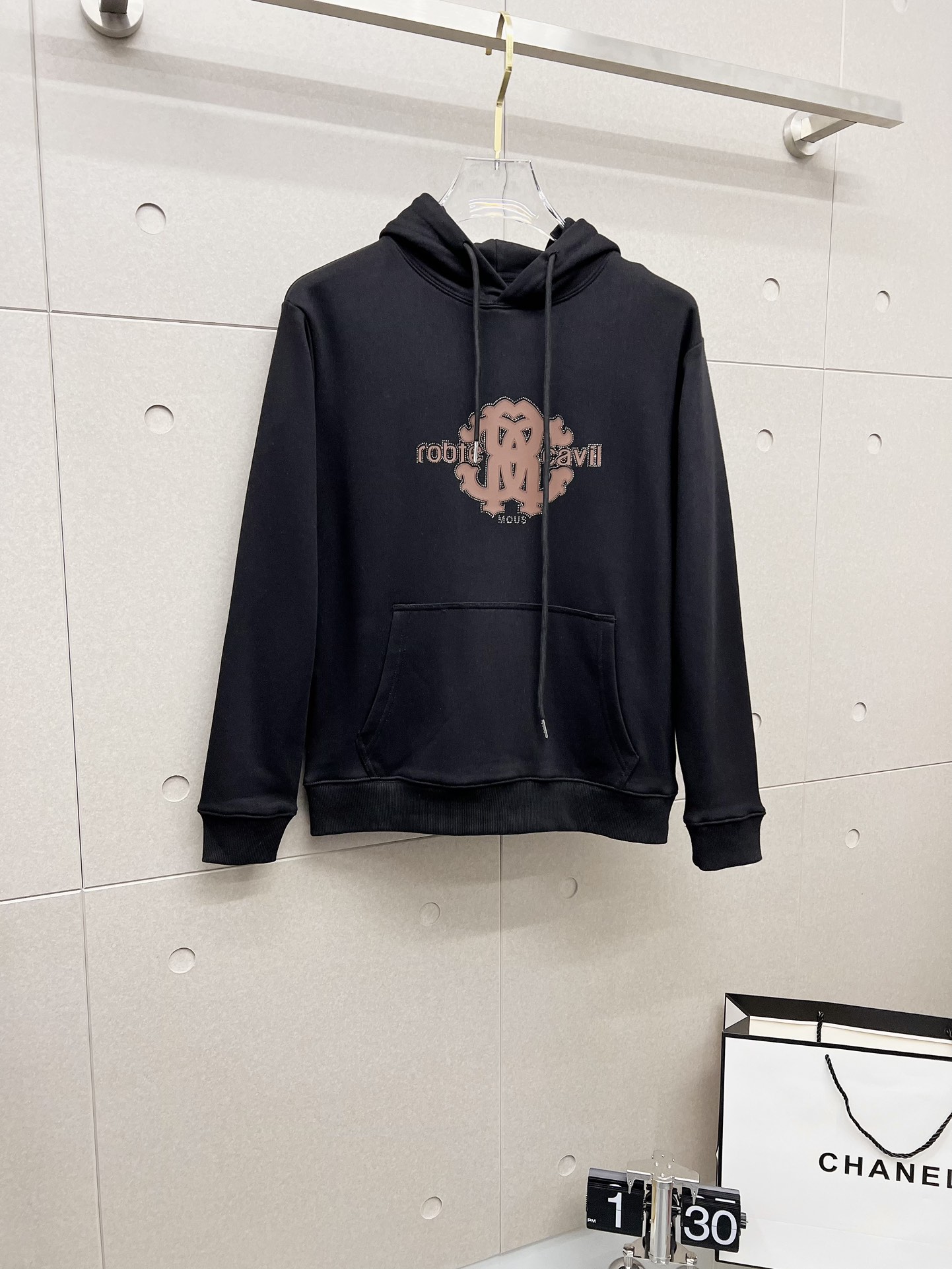 NO:527803,Cavalli 2025 Autumn and Winter New Design Hoodie Sweatshirt Official Website Synchronization!  This T-shirt is designed in minimalist and exquisite details. Oversize trim is arousing the details of Tyrol dress, summoning modern and innovative, creating conceptual patterns that are different from the past, and injecting rich connotations into traditional cotton T-shirts. The LOGO on the front graphic webbing car is unique and more noble in the brand, highlighting the style of a big brand, setting off the minimalist design style, and revealing the elegant style at a glance!  As a brand that pursues the sense of design and cutting craftsmanship, the materials used will never disappoint!  This shirt is made of Solona cotton blended 400 grams fabric, noble and exquisite, and the fabric is full, soft and skin-friendly. In short, such a classic model is a must-have in autumn and winter!  M-4XL, versace, hoodie, sweatshirts, tees, t-shirt, hats, alexander wang19860909卡沃利 2025秋冬 新款设计感连帽卫衣 官网同步！这款T恤极简主义设计和精美细节于一身.Oversize饰边引人联想蒂罗尔着装细节,召唤摩登新意,造就不同以往的概念化图案,为传统棉质T恤注入丰盈内涵.前幅图形织带车出的LOGO,别具一番特色,更显品牌尊贵 彰显大牌风范,衬托出了极简主义的设计风格,把优雅风展露的一览无余！ 作为一个追求设计感和裁剪工艺的品牌,用料永远不会让人失望！本款衫身采用索洛纳棉混纺400 克面料,高贵精致,布面棉质饱满柔软亲肤 总之这么经典的款,秋冬必备！M-4XL,,versace,hoodie,sweatshirts,tees，t-shirt,hats,alexander wang,Men's clothing