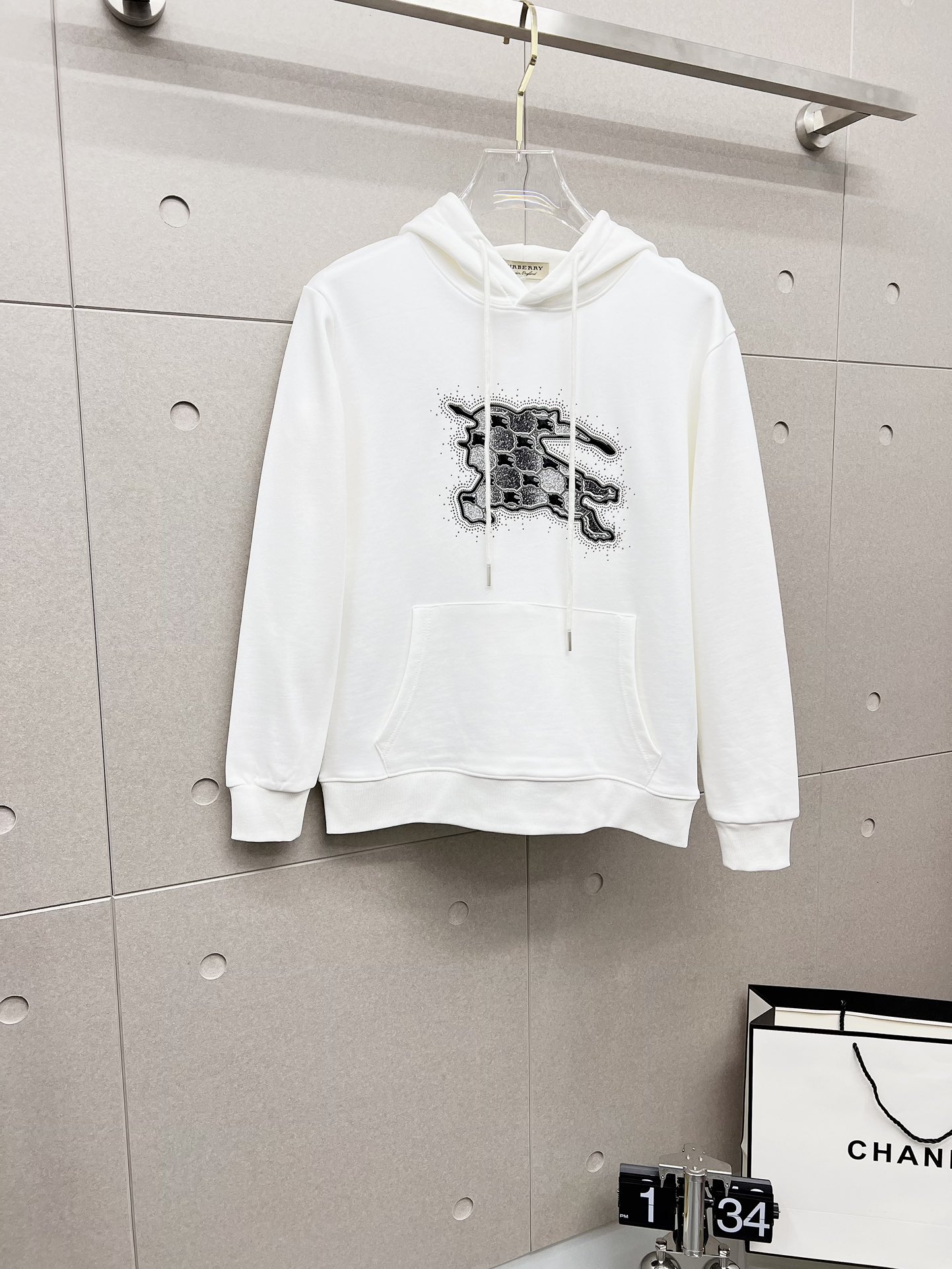 NO:527801,Burberry 2025 Autumn and Winter New Design Hoodie Sweatshirt Official Website Synchronization!  This T-shirt is designed in minimalist and exquisite details. Oversize trim is arousing the details of Tyrol dress, summoning modern and innovative, creating conceptual patterns that are different from the past, and injecting rich connotations into traditional cotton T-shirts. The LOGO on the front graphic webbing car is unique and more noble in the brand, highlighting the style of a big brand, setting off the minimalist design style, and revealing the elegant style at a glance!  As a brand that pursues the sense of design and cutting craftsmanship, the materials used will never disappoint!  This shirt is made of Solona cotton blended 400 grams fabric, noble and exquisite, and the fabric is full, soft and skin-friendly. In short, such a classic model is a must-have in autumn and winter!  M-4XL, burberry, burberry, versace, hoodie, sweatshirts, tees, t-shirt, hats, alexander wang19860909Burberry 巴宝莉 2025秋冬 新款设计感连帽卫衣 官网同步！这款T恤极简主义设计和精美细节于一身.Oversize饰边引人联想蒂罗尔着装细节,召唤摩登新意,造就不同以往的概念化图案,为传统棉质T恤注入丰盈内涵.前幅图形织带车出的LOGO,别具一番特色,更显品牌尊贵 彰显大牌风范,衬托出了极简主义的设计风格,把优雅风展露的一览无余！ 作为一个追求设计感和裁剪工艺的品牌,用料永远不会让人失望！本款衫身采用索洛纳棉混纺400 克面料,高贵精致,布面棉质饱满柔软亲肤 总之这么经典的款,秋冬必备！M-4XL,,burberry,burberry,versace,hoodie,sweatshirts,tees，t-shirt,hats,alexander wang,Men's clothing