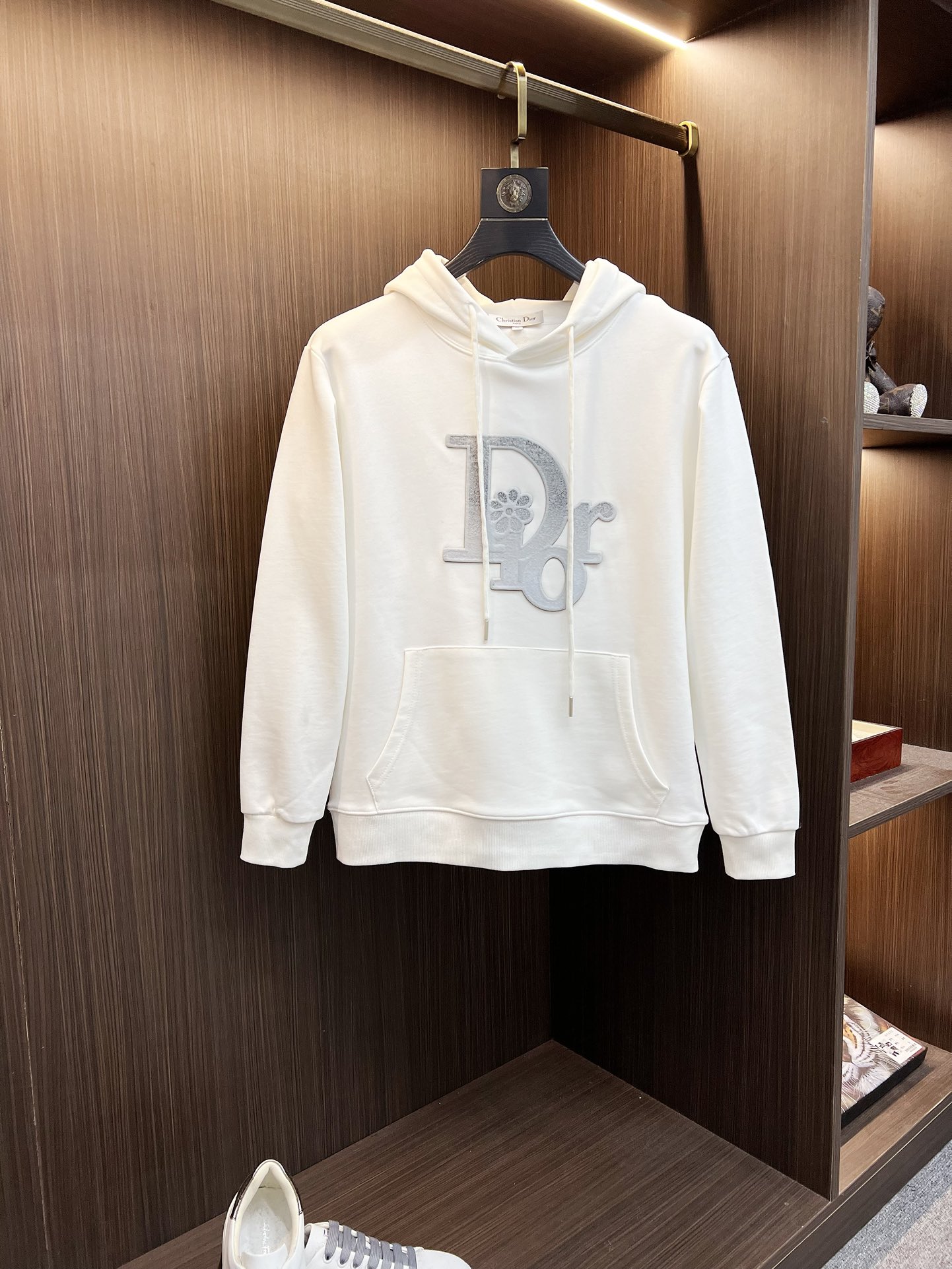 NO:541376,Dior 2025 Autumn and Winter New Design Hoodie Sweatshirt Official Website Synchronization!  This T-shirt is designed in minimalist and exquisite details. Oversize trim is arousing the details of Tyrol dress, summoning modern and innovative, creating conceptual patterns that are different from the past, and injecting rich connotations into traditional cotton T-shirts. The LOGO on the front graphic webbing car is unique and more noble in the brand, highlighting the style of a big brand, setting off the minimalist design style, and revealing the elegant style at a glance!  As a brand that pursues the sense of design and cutting craftsmanship, the materials used will never disappoint!  This shirt is made of Solona cotton blended 400 grams fabric, noble and exquisite, and the fabric is full, soft and skin-friendly. In short, such a classic model is a must-have in autumn and winter!  M-4XL, dior, dior, versace, hoodie, sweatshirts, tees, t-shirt, hats, alexander wang19860909Dior 迪奥 2025秋冬 新款设计感连帽卫衣 官网同步！这款T恤极简主义设计和精美细节于一身.Oversize饰边引人联想蒂罗尔着装细节,召唤摩登新意,造就不同以往的概念化图案,为传统棉质T恤注入丰盈内涵.前幅图形织带车出的LOGO,别具一番特色,更显品牌尊贵 彰显大牌风范,衬托出了极简主义的设计风格,把优雅风展露的一览无余！ 作为一个追求设计感和裁剪工艺的品牌,用料永远不会让人失望！本款衫身采用索洛纳棉混纺400 克面料,高贵精致,布面棉质饱满柔软亲肤 总之这么经典的款,秋冬必备！M-4XL,,dior,dior,versace,hoodie,sweatshirts,tees，t-shirt,hats,alexander wang,Men's clothing