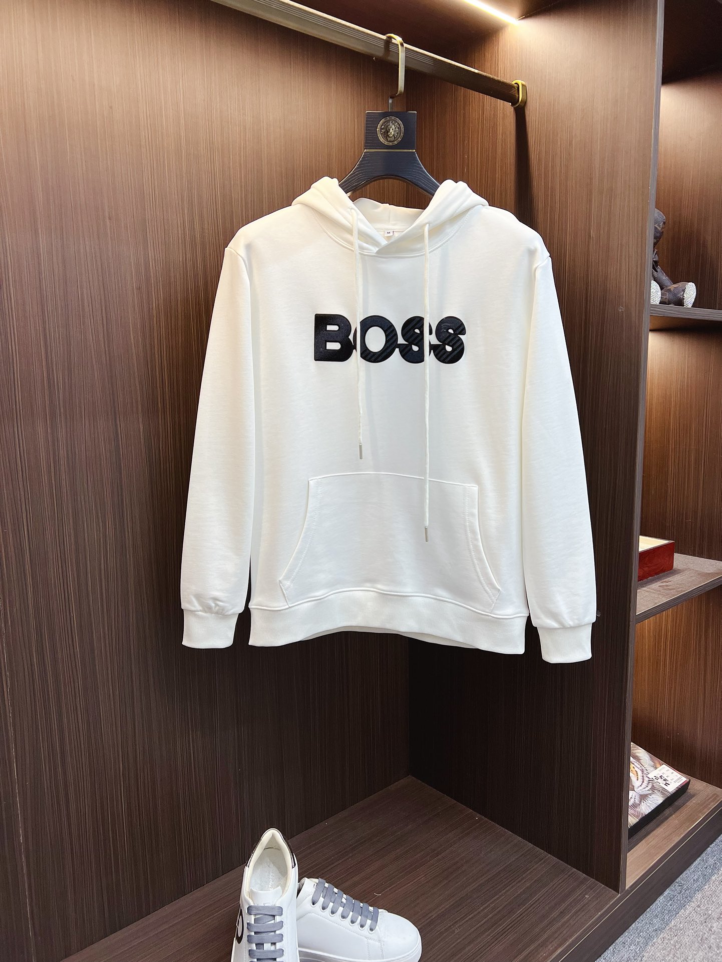 NO:541382,BOSS 2025 Autumn and Winter New Design Hoodie Sweatshirt Official Website Synchronization!  This T-shirt is designed in minimalist and exquisite details. Oversize trim is arousing the details of Tyrol dress, summoning modern and innovative, creating conceptual patterns that are different from the past, and injecting rich connotations into traditional cotton T-shirts. The LOGO on the front graphic webbing car is unique and more noble in the brand, highlighting the style of a big brand, setting off the minimalist design style, and revealing the elegant style at a glance!  As a brand that pursues the sense of design and cutting craftsmanship, the materials used will never disappoint!  This shirt is made of Solona cotton blended 400 grams fabric, noble and exquisite, and the fabric is full, soft and skin-friendly. In short, such a classic model is a must-have in autumn and winter!  M-4XL, versace, hoodie, sweatshirts, tees, t-shirt, hats, alexander wang19860909BOSS 2025秋冬 新款设计感连帽卫衣 官网同步！这款T恤极简主义设计和精美细节于一身.Oversize饰边引人联想蒂罗尔着装细节,召唤摩登新意,造就不同以往的概念化图案,为传统棉质T恤注入丰盈内涵.前幅图形织带车出的LOGO,别具一番特色,更显品牌尊贵 彰显大牌风范,衬托出了极简主义的设计风格,把优雅风展露的一览无余！ 作为一个追求设计感和裁剪工艺的品牌,用料永远不会让人失望！本款衫身采用索洛纳棉混纺400 克面料,高贵精致,布面棉质饱满柔软亲肤 总之这么经典的款,秋冬必备！M-4XL,,versace,hoodie,sweatshirts,tees，t-shirt,hats,alexander wang,Men's clothing