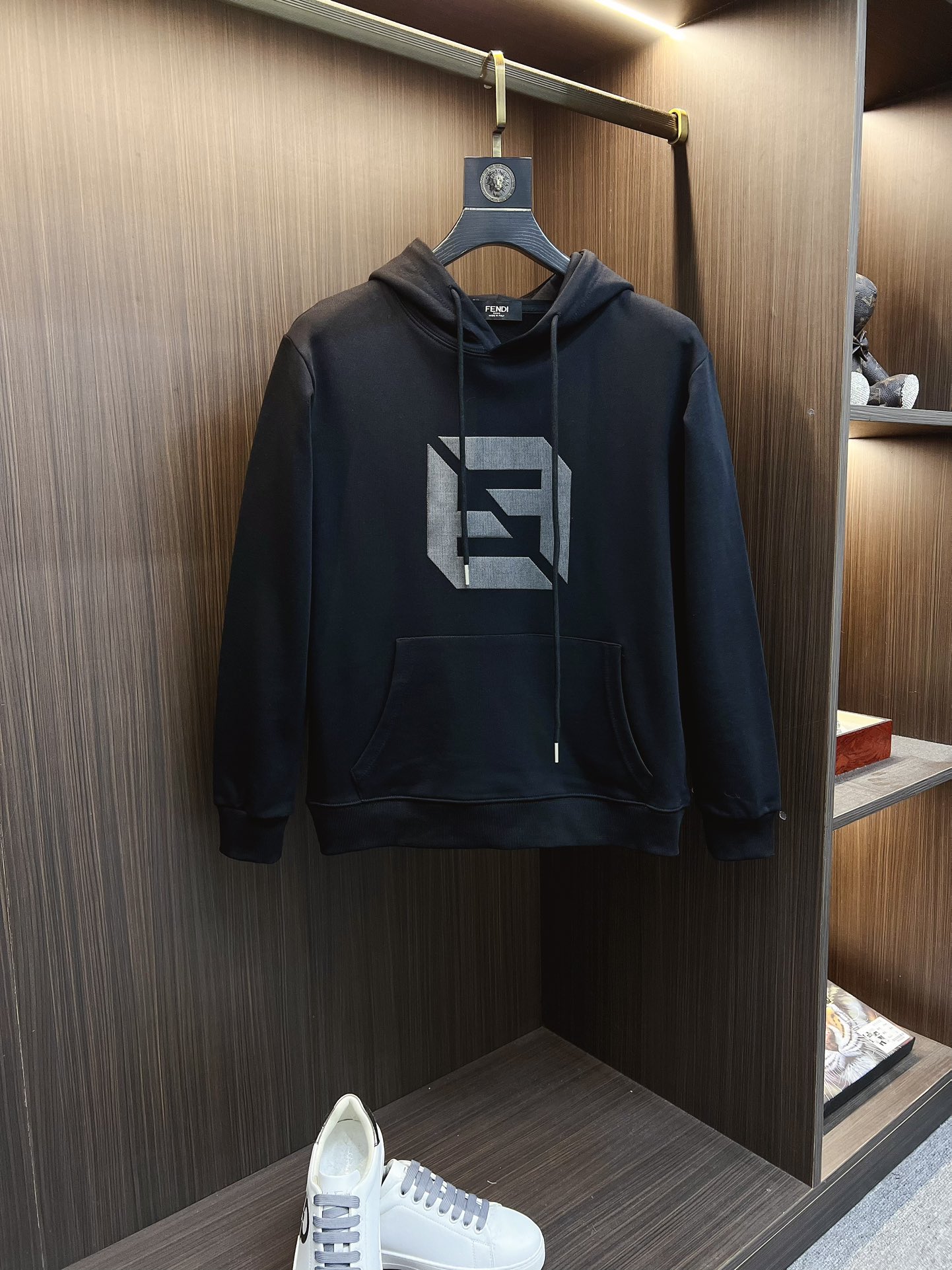 NO:541385,FENDI 2025 Autumn and Winter New Design Hoodie Sweatshirt Official Website Synchronization!  This T-shirt is designed in minimalist and exquisite details. Oversize trim is arousing the details of Tyrol dress, summoning modern and innovative, creating conceptual patterns that are different from the past, and injecting rich connotations into traditional cotton T-shirts. The LOGO on the front graphic webbing car is unique and more noble in the brand, highlighting the style of a big brand, setting off the minimalist design style, and revealing the elegant style at a glance!  As a brand that pursues the sense of design and cutting craftsmanship, the materials used will never disappoint!  This shirt is made of Solona cotton blended 400 grams fabric, noble and exquisite, and the fabric is full, soft and skin-friendly. In short, such a classic model is a must-have in autumn and winter!  M-4XL, fendi, fendi, versace, hoodie, sweatshirts, tees, t-shirt, hats, alexander wang19860909FENDI 芬迪 2025秋冬 新款设计感连帽卫衣 官网同步！这款T恤极简主义设计和精美细节于一身.Oversize饰边引人联想蒂罗尔着装细节,召唤摩登新意,造就不同以往的概念化图案,为传统棉质T恤注入丰盈内涵.前幅图形织带车出的LOGO,别具一番特色,更显品牌尊贵 彰显大牌风范,衬托出了极简主义的设计风格,把优雅风展露的一览无余！ 作为一个追求设计感和裁剪工艺的品牌,用料永远不会让人失望！本款衫身采用索洛纳棉混纺400 克面料,高贵精致,布面棉质饱满柔软亲肤 总之这么经典的款,秋冬必备！M-4XL,,fendi,fendi,versace,hoodie,sweatshirts,tees，t-shirt,hats,alexander wang,Men's clothing