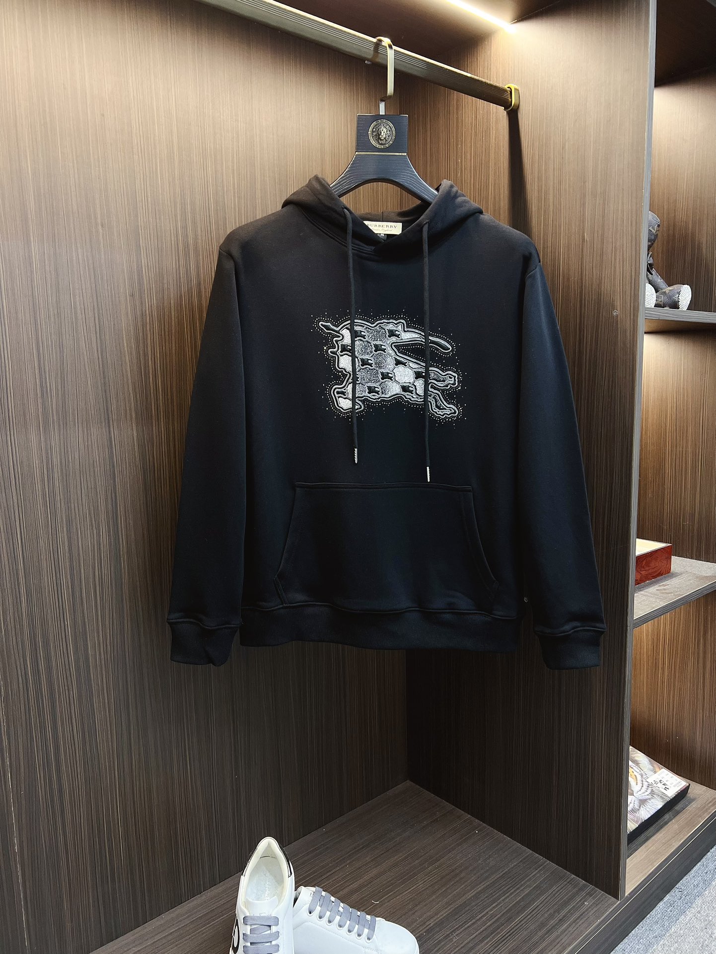 NO:541362,Burberry 2025 Autumn and Winter New Design Hoodie Sweatshirt Official Website Synchronization!  This T-shirt is designed in minimalist and exquisite details. Oversize trim is arousing the details of Tyrol dress, summoning modern and innovative, creating conceptual patterns that are different from the past, and injecting rich connotations into traditional cotton T-shirts. The LOGO on the front graphic webbing car is unique and more noble in the brand, highlighting the style of a big brand, setting off the minimalist design style, and revealing the elegant style at a glance!  As a brand that pursues the sense of design and cutting craftsmanship, the materials used will never disappoint!  This shirt is made of Solona cotton blended 400 grams fabric, noble and exquisite, and the fabric is full, soft and skin-friendly. In short, such a classic model is a must-have in autumn and winter!  M-4XL, burberry, burberry, versace, hoodie, sweatshirts, tees, t-shirt, hats, alexander wang19860909Burberry 巴宝莉 2025秋冬 新款设计感连帽卫衣 官网同步！这款T恤极简主义设计和精美细节于一身.Oversize饰边引人联想蒂罗尔着装细节,召唤摩登新意,造就不同以往的概念化图案,为传统棉质T恤注入丰盈内涵.前幅图形织带车出的LOGO,别具一番特色,更显品牌尊贵 彰显大牌风范,衬托出了极简主义的设计风格,把优雅风展露的一览无余！ 作为一个追求设计感和裁剪工艺的品牌,用料永远不会让人失望！本款衫身采用索洛纳棉混纺400 克面料,高贵精致,布面棉质饱满柔软亲肤 总之这么经典的款,秋冬必备！M-4XL,,burberry,burberry,versace,hoodie,sweatshirts,tees，t-shirt,hats,alexander wang,Men's clothing