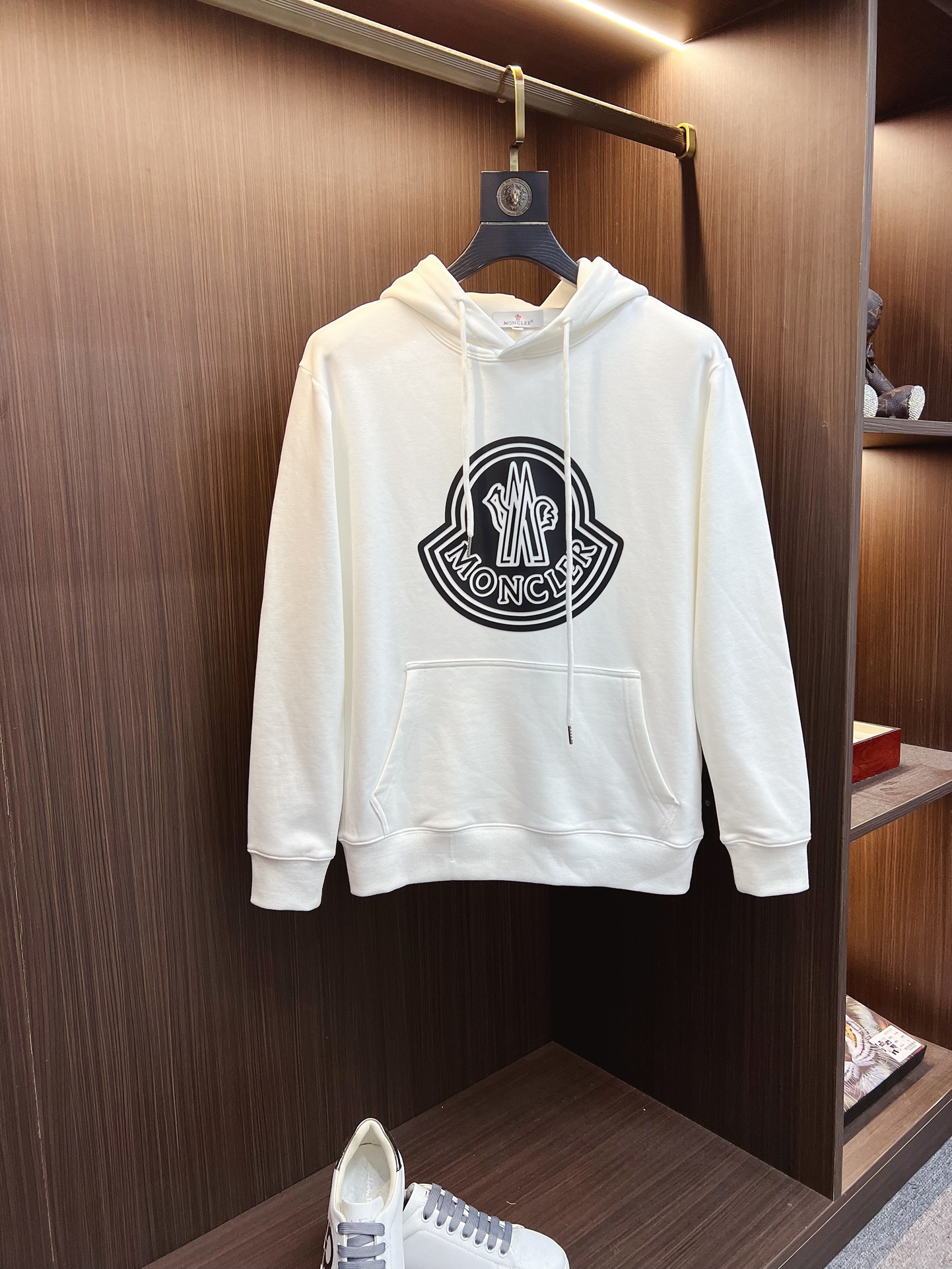 NO:541365,The hooded 2025 autumn and winter new design hooded sweatshirt is synchronized on the official website!  This T-shirt is designed in minimalist and exquisite details. Oversize trim is arousing the details of Tyrol dress, summoning modern and innovative, creating conceptual patterns that are different from the past, and injecting rich connotations into traditional cotton T-shirts. The LOGO on the front graphic webbing car is unique and more noble in the brand, highlighting the style of a big brand, setting off the minimalist design style, and revealing the elegant style at a glance!  As a brand that pursues the sense of design and cutting craftsmanship, the materials used will never disappoint!  This shirt is made of Solona cotton blended 400 grams fabric, noble and exquisite, and the fabric is full, soft and skin-friendly. In short, such a classic model is a must-have in autumn and winter!  M-4XL, versace, Moncler, hoodie, sweatshirts, tees, t-shirt, hats, alexander wang19860909蒙口 2025秋冬 新款设计感连帽卫衣 官网同步！这款T恤极简主义设计和精美细节于一身.Oversize饰边引人联想蒂罗尔着装细节,召唤摩登新意,造就不同以往的概念化图案,为传统棉质T恤注入丰盈内涵.前幅图形织带车出的LOGO,别具一番特色,更显品牌尊贵 彰显大牌风范,衬托出了极简主义的设计风格,把优雅风展露的一览无余！ 作为一个追求设计感和裁剪工艺的品牌,用料永远不会让人失望！本款衫身采用索洛纳棉混纺400 克面料,高贵精致,布面棉质饱满柔软亲肤 总之这么经典的款,秋冬必备！M-4XL,,versace,Moncler,hoodie,sweatshirts,tees，t-shirt,hats,alexander wang,Men's clothing