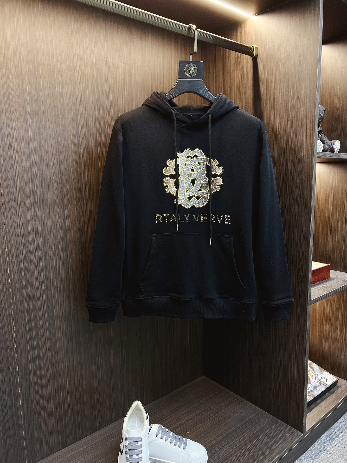 NO:541368,Cavalli 2025 Autumn and Winter New Design Hoodie Sweatshirt Official Website Synchronization!  This T-shirt is designed in minimalist and exquisite details. Oversize trim is arousing the details of Tyrol dress, summoning modern and innovative, creating conceptual patterns that are different from the past, and injecting rich connotations into traditional cotton T-shirts. The LOGO on the front graphic webbing car is unique and more noble in the brand, highlighting the style of a big brand, setting off the minimalist design style, and revealing the elegant style at a glance!  As a brand that pursues the sense of design and cutting craftsmanship, the materials used will never disappoint!  This shirt is made of Solona cotton blended 400 grams fabric, noble and exquisite, and the fabric is full, soft and skin-friendly. In short, such a classic model is a must-have in autumn and winter!  M-4XL, versace, hoodie, sweatshirts, tees, t-shirt, hats, alexander wang19860909卡沃利 2025秋冬 新款设计感连帽卫衣 官网同步！这款T恤极简主义设计和精美细节于一身.Oversize饰边引人联想蒂罗尔着装细节,召唤摩登新意,造就不同以往的概念化图案,为传统棉质T恤注入丰盈内涵.前幅图形织带车出的LOGO,别具一番特色,更显品牌尊贵 彰显大牌风范,衬托出了极简主义的设计风格,把优雅风展露的一览无余！ 作为一个追求设计感和裁剪工艺的品牌,用料永远不会让人失望！本款衫身采用索洛纳棉混纺400 克面料,高贵精致,布面棉质饱满柔软亲肤 总之这么经典的款,秋冬必备！M-4XL,,versace,hoodie,sweatshirts,tees，t-shirt,hats,alexander wang,Men's clothing