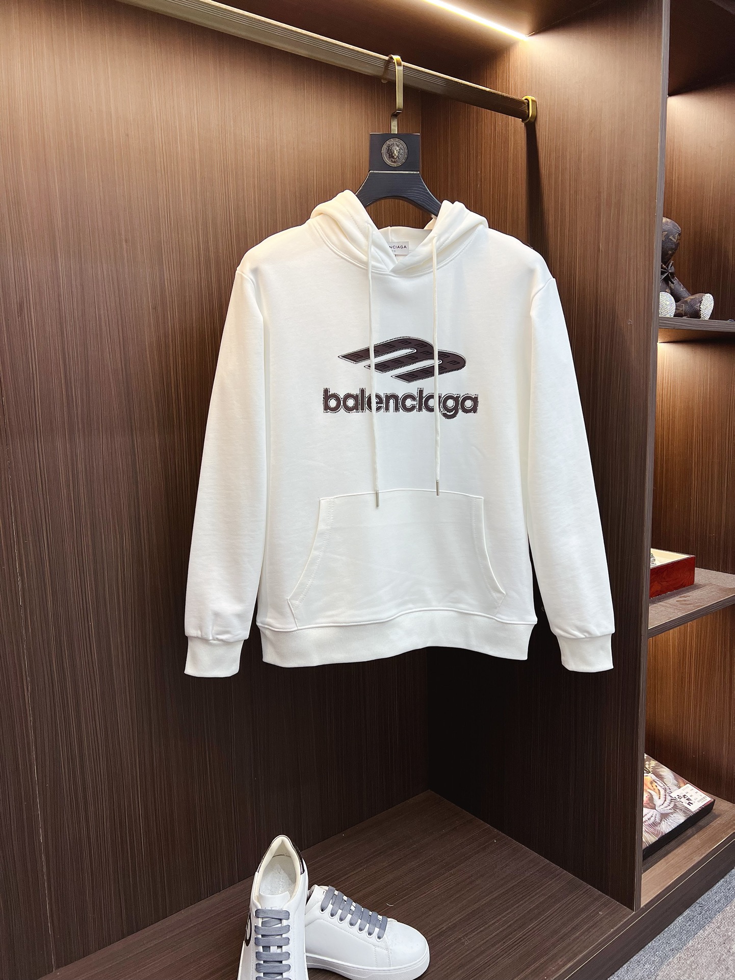 NO:541371,Balenciaga 2025 Autumn and Winter New Design Hoodie Sweatshirt Official Website Synchronization!  This T-shirt is designed in minimalist and exquisite details. Oversize trim is arousing the details of Tyrol dress, summoning modern and innovative, creating conceptual patterns that are different from the past, and injecting rich connotations into traditional cotton T-shirts. The LOGO on the front graphic webbing car is unique and more noble in the brand, highlighting the style of a big brand, setting off the minimalist design style, and revealing the elegant style at a glance!  As a brand that pursues the sense of design and cutting craftsmanship, the materials used will never disappoint!  This shirt is made of Solona cotton blended 400 grams fabric, noble and exquisite, and the fabric is full, soft and skin-friendly. In short, such a classic model is a must-have in autumn and winter!  M-4XL, balenciaga, versace, hoodie, sweatshirts, tees, t-shirt, hats, alexander wang19860909巴黎世家 2025秋冬 新款设计感连帽卫衣 官网同步！这款T恤极简主义设计和精美细节于一身.Oversize饰边引人联想蒂罗尔着装细节,召唤摩登新意,造就不同以往的概念化图案,为传统棉质T恤注入丰盈内涵.前幅图形织带车出的LOGO,别具一番特色,更显品牌尊贵 彰显大牌风范,衬托出了极简主义的设计风格,把优雅风展露的一览无余！ 作为一个追求设计感和裁剪工艺的品牌,用料永远不会让人失望！本款衫身采用索洛纳棉混纺400 克面料,高贵精致,布面棉质饱满柔软亲肤 总之这么经典的款,秋冬必备！M-4XL,,balenciaga,versace,hoodie,sweatshirts,tees，t-shirt,hats,alexander wang,Men's clothing