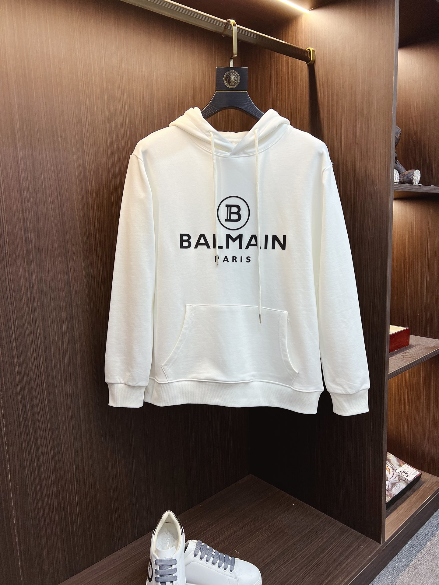 NO:541380,Balmain 2025 Autumn and Winter New Design Hooded Sweatshirt Official Website Synchronization!  This T-shirt is designed in minimalist and exquisite details. Oversize trim is arousing the details of Tyrol dress, summoning modern and innovative, creating conceptual patterns that are different from the past, and injecting rich connotations into traditional cotton T-shirts. The LOGO on the front graphic webbing car is unique and more noble in the brand, highlighting the style of a big brand, setting off the minimalist design style, and revealing the elegant style at a glance!  As a brand that pursues the sense of design and cutting craftsmanship, the materials used will never disappoint!  This shirt is made of Solona cotton blended 400 grams fabric, noble and exquisite, and the fabric is full, soft and skin-friendly. In short, such a classic model is a must-have in autumn and winter!  M-4XL, balmain, versace, hoodie, sweatshirts, tees, t-shirt, hats, alexander wang19860909巴尔曼 2025秋冬 新款设计感连帽卫衣 官网同步！这款T恤极简主义设计和精美细节于一身.Oversize饰边引人联想蒂罗尔着装细节,召唤摩登新意,造就不同以往的概念化图案,为传统棉质T恤注入丰盈内涵.前幅图形织带车出的LOGO,别具一番特色,更显品牌尊贵 彰显大牌风范,衬托出了极简主义的设计风格,把优雅风展露的一览无余！ 作为一个追求设计感和裁剪工艺的品牌,用料永远不会让人失望！本款衫身采用索洛纳棉混纺400 克面料,高贵精致,布面棉质饱满柔软亲肤 总之这么经典的款,秋冬必备！M-4XL,,balmain,versace,hoodie,sweatshirts,tees，t-shirt,hats,alexander wang,Men's clothing