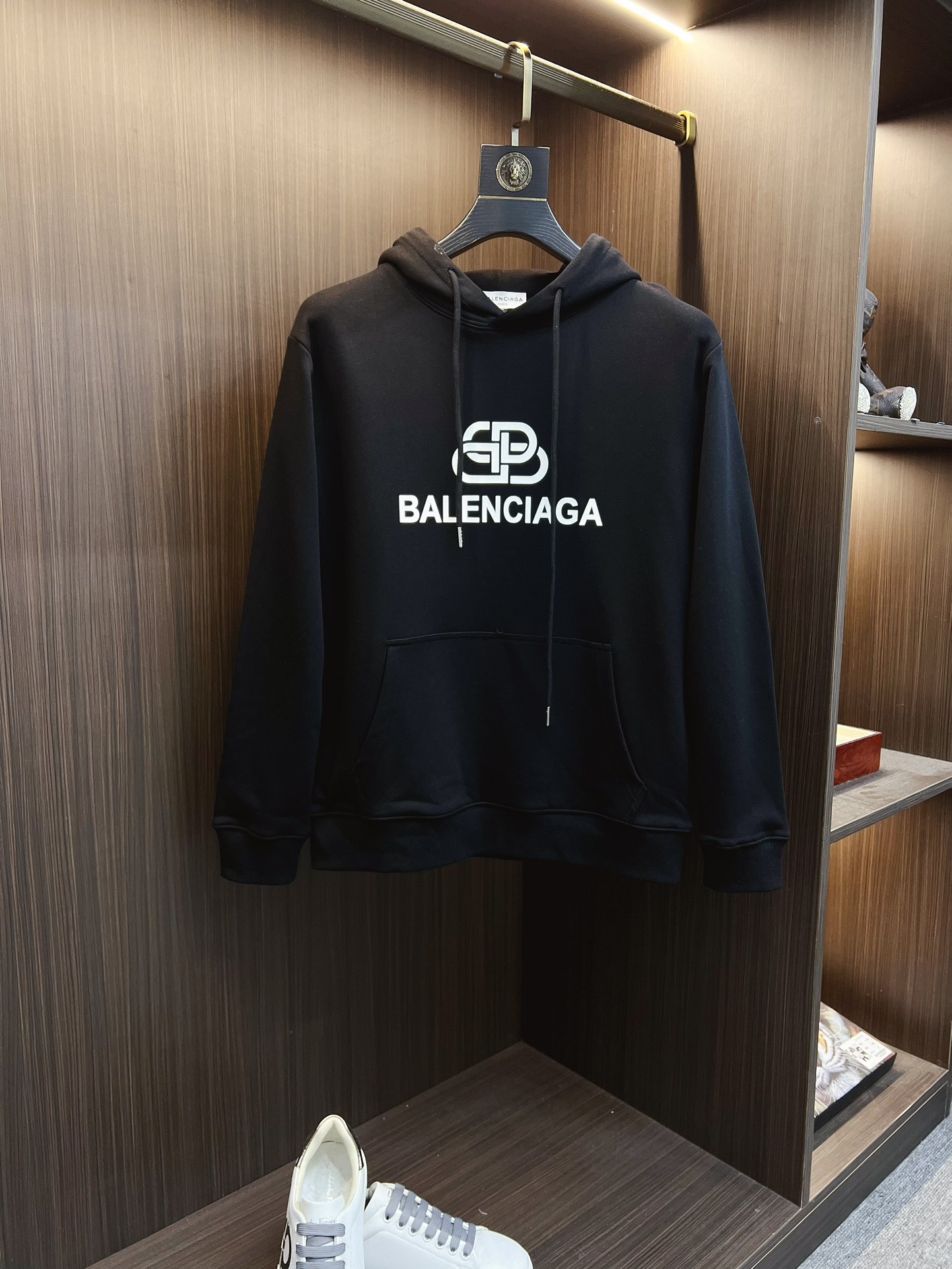 NO:541383,Balenciaga 2025 Autumn and Winter New Design Hoodie Sweatshirt Official Website Synchronization!  This T-shirt is designed in minimalist and exquisite details. Oversize trim is arousing the details of Tyrol dress, summoning modern and innovative, creating conceptual patterns that are different from the past, and injecting rich connotations into traditional cotton T-shirts. The LOGO on the front graphic webbing car is unique and more noble in the brand, highlighting the style of a big brand, setting off the minimalist design style, and revealing the elegant style at a glance!  As a brand that pursues the sense of design and cutting craftsmanship, the materials used will never disappoint!  This shirt is made of Solona cotton blended 400 grams fabric, noble and exquisite, and the fabric is full, soft and skin-friendly. In short, such a classic model is a must-have in autumn and winter!  M-4XL, balenciaga, versace, hoodie, sweatshirts, tees, t-shirt, hats, alexander wang19860909巴黎世家 2025秋冬 新款设计感连帽卫衣 官网同步！这款T恤极简主义设计和精美细节于一身.Oversize饰边引人联想蒂罗尔着装细节,召唤摩登新意,造就不同以往的概念化图案,为传统棉质T恤注入丰盈内涵.前幅图形织带车出的LOGO,别具一番特色,更显品牌尊贵 彰显大牌风范,衬托出了极简主义的设计风格,把优雅风展露的一览无余！ 作为一个追求设计感和裁剪工艺的品牌,用料永远不会让人失望！本款衫身采用索洛纳棉混纺400 克面料,高贵精致,布面棉质饱满柔软亲肤 总之这么经典的款,秋冬必备！M-4XL,,balenciaga,versace,hoodie,sweatshirts,tees，t-shirt,hats,alexander wang,Men's clothing