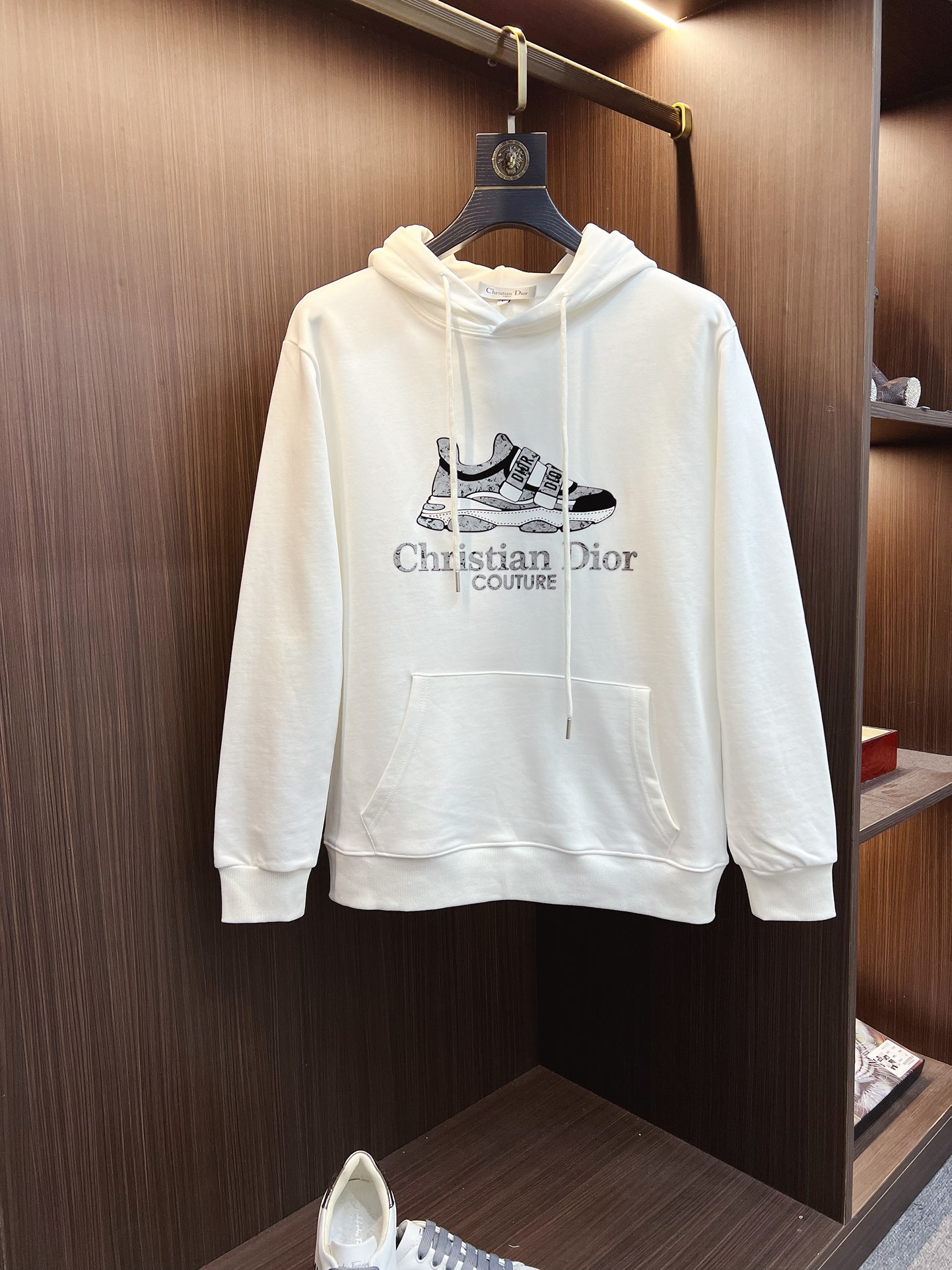 NO:541386,Dior 2025 Autumn and Winter New Design Hoodie Sweatshirt Official Website Synchronization!  This T-shirt is designed in minimalist and exquisite details. Oversize trim is arousing the details of Tyrol dress, summoning modern and innovative, creating conceptual patterns that are different from the past, and injecting rich connotations into traditional cotton T-shirts. The LOGO on the front graphic webbing car is unique and more noble in the brand, highlighting the style of a big brand, setting off the minimalist design style, and revealing the elegant style at a glance!  As a brand that pursues the sense of design and cutting craftsmanship, the materials used will never disappoint!  This shirt is made of Solona cotton blended 400 grams fabric, noble and exquisite, and the fabric is full, soft and skin-friendly. In short, such a classic model is a must-have in autumn and winter!  M-4XL, dior, dior, versace, hoodie, sweatshirts, tees, t-shirt, hats, alexander wang19860909Dior 迪奥 2025秋冬 新款设计感连帽卫衣 官网同步！这款T恤极简主义设计和精美细节于一身.Oversize饰边引人联想蒂罗尔着装细节,召唤摩登新意,造就不同以往的概念化图案,为传统棉质T恤注入丰盈内涵.前幅图形织带车出的LOGO,别具一番特色,更显品牌尊贵 彰显大牌风范,衬托出了极简主义的设计风格,把优雅风展露的一览无余！ 作为一个追求设计感和裁剪工艺的品牌,用料永远不会让人失望！本款衫身采用索洛纳棉混纺400 克面料,高贵精致,布面棉质饱满柔软亲肤 总之这么经典的款,秋冬必备！M-4XL,,dior,dior,versace,hoodie,sweatshirts,tees，t-shirt,hats,alexander wang,Men's clothing