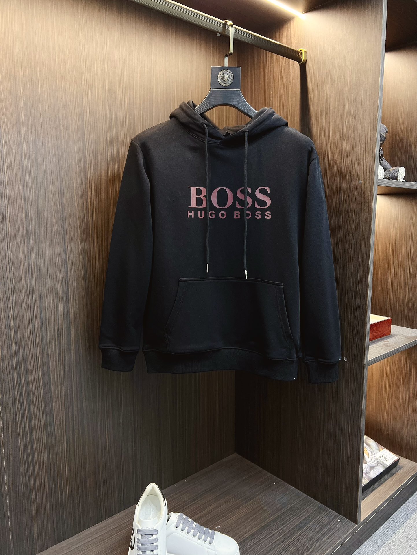 NO:541389,BOSS 2025 Autumn and Winter New Design Hoodie Sweatshirt Official Website Synchronization!  This T-shirt is designed in minimalist and exquisite details. Oversize trim is arousing the details of Tyrol dress, summoning modern and innovative, creating conceptual patterns that are different from the past, and injecting rich connotations into traditional cotton T-shirts. The LOGO on the front graphic webbing car is unique and more noble in the brand, highlighting the style of a big brand, setting off the minimalist design style, and revealing the elegant style at a glance!  As a brand that pursues the sense of design and cutting craftsmanship, the materials used will never disappoint!  This shirt is made of Solona cotton blended 400 grams fabric, noble and exquisite, and the fabric is full, soft and skin-friendly. In short, such a classic model is a must-have in autumn and winter!  M-4XL, versace, hoodie, sweatshirts, tees, t-shirt, hats, alexander wang19860909BOSS 2025秋冬 新款设计感连帽卫衣 官网同步！这款T恤极简主义设计和精美细节于一身.Oversize饰边引人联想蒂罗尔着装细节,召唤摩登新意,造就不同以往的概念化图案,为传统棉质T恤注入丰盈内涵.前幅图形织带车出的LOGO,别具一番特色,更显品牌尊贵 彰显大牌风范,衬托出了极简主义的设计风格,把优雅风展露的一览无余！ 作为一个追求设计感和裁剪工艺的品牌,用料永远不会让人失望！本款衫身采用索洛纳棉混纺400 克面料,高贵精致,布面棉质饱满柔软亲肤 总之这么经典的款,秋冬必备！M-4XL,,versace,hoodie,sweatshirts,tees，t-shirt,hats,alexander wang,Men's clothing