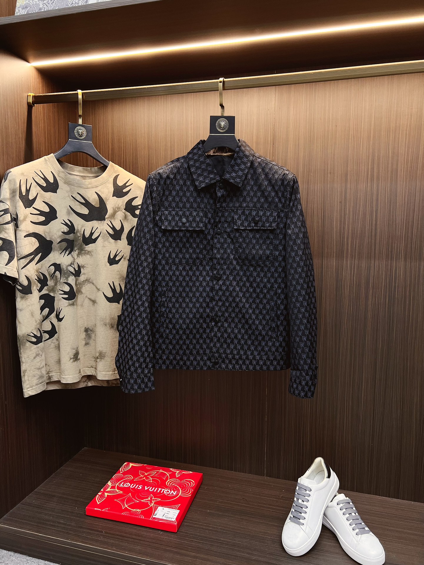 NO:567067,Armani Armani's 2025 autumn and winter counter new casual fashion jacket. Ultra-avant-garde design style. The brand logo is heavily embellished. It is delicate and comfortable. It is very light to wear and not easy to wrinkle. Multiple craftsmanship. The overall design is quite visual. The upper body is casual and stylish, with a certain degree of stiffness. It is definitely recommended for the temperament that is at the forefront of fashion. It is a must-have for urban leisure. Size M-4XL,,armani,armani,jackets & coats,jackets &  coats,alexander wang19860909Armani 阿玛尼 2025秋冬专柜新款休闲时尚夹克外套 超前卫设计风格 品牌logo重工点缀设计 细腻舒适 穿着非常轻便不易起皱.多重重工艺 整体的设计颇具视觉感,上身休闲有型,有一定的挺括度,绝对走在时尚最尖端的气质感推荐,都市休闲必备.尺码 M-4XL,,armani,armani,jackets & coats,jackets & coats,alexander wang,Men's clothing