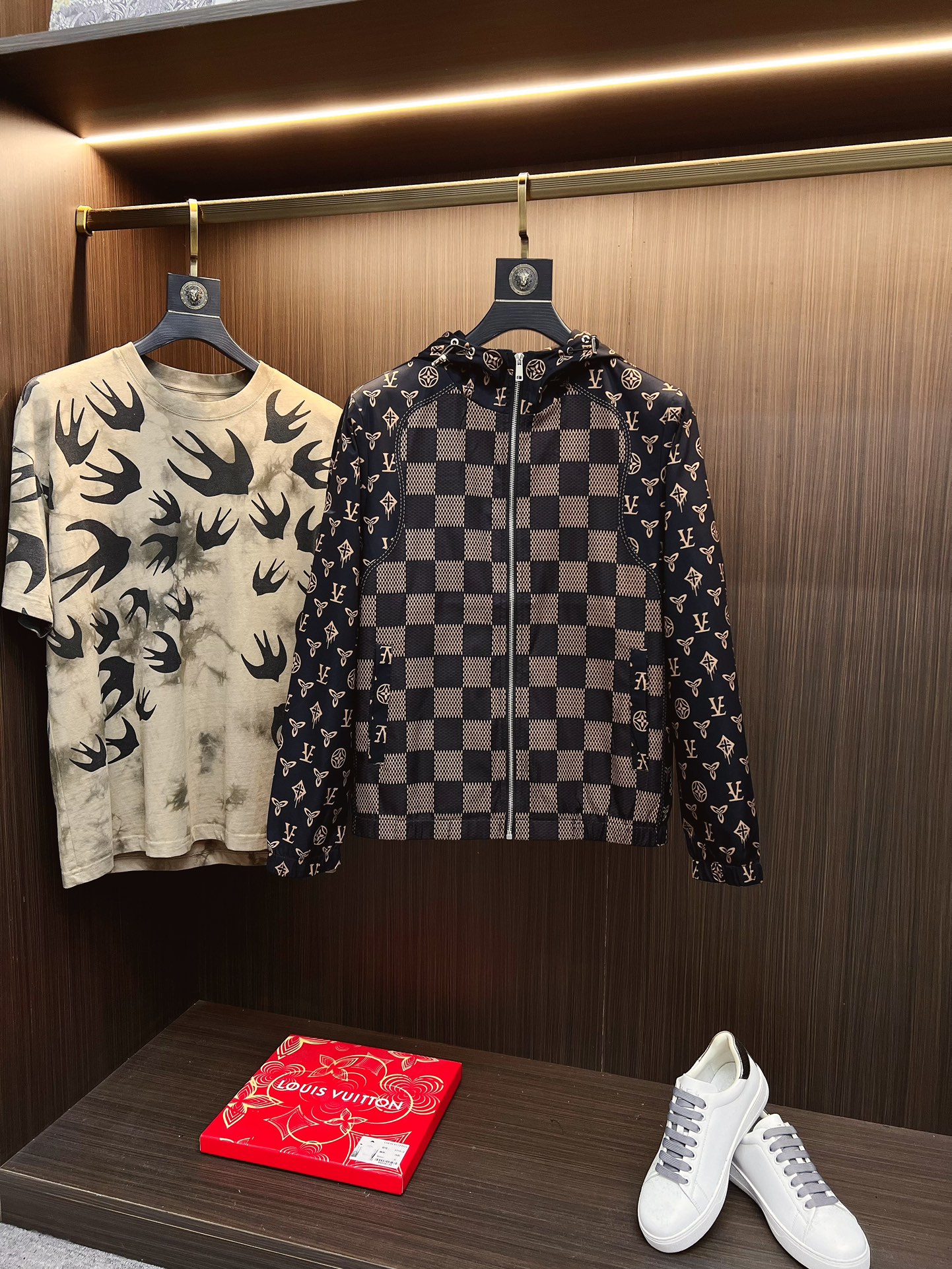 NO:567071,LV 2025 autumn and winter counter new casual fashionable jacket. Ultra-avant-garde design style. Brand logo heavy-duty embellishment design. Delicate and comfortable. Very light to wear and not easy to wrinkle. Multiple layers of craftsmanship. The overall design is quite visual. The upper body is casual and stylish, with a certain degree of stiffness. It is definitely recommended for the temperament that is at the forefront of fashion. It is a must-have for urban leisure. Size M-4XL, Louis Vuitton, jackets & coats, jackets & coats, alexander  wang19860909LV 2025秋冬专柜新款休闲时尚夹克外套 超前卫设计风格 品牌logo重工点缀设计 细腻舒适 穿着非常轻便不易起皱.多重重工艺 整体的设计颇具视觉感,上身休闲有型,有一定的挺括度,绝对走在时尚最尖端的气质感推荐,都市休闲必备.尺码 M-4XL,,louis vuitton,jackets & coats,jackets & coats,alexander wang,Men's clothing