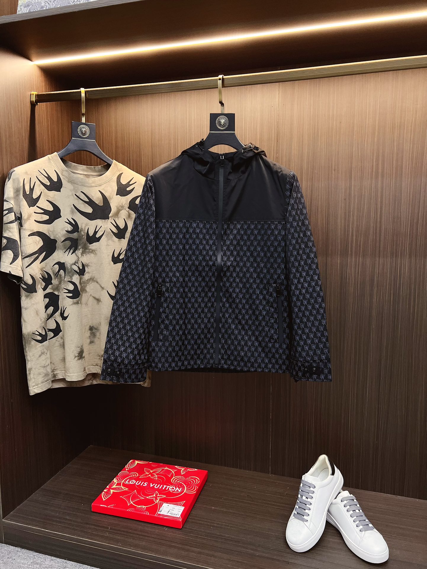 NO:567075,Armani Armani's 2025 autumn and winter counter new casual fashion jacket. Ultra-avant-garde design style. The brand logo is heavily embellished. It is delicate and comfortable. It is very light to wear and not easy to wrinkle. Multiple craftsmanship. The overall design is quite visual. The upper body is casual and stylish, with a certain degree of stiffness. It is definitely recommended for the temperament that is at the forefront of fashion. It is a must-have for urban leisure. Size M-4XL,,armani,armani,jackets & coats,jackets &  coats,alexander wang19860909Armani 阿玛尼 2025秋冬专柜新款休闲时尚夹克外套 超前卫设计风格 品牌logo重工点缀设计 细腻舒适 穿着非常轻便不易起皱.多重重工艺 整体的设计颇具视觉感,上身休闲有型,有一定的挺括度,绝对走在时尚最尖端的气质感推荐,都市休闲必备.尺码 M-4XL,,armani,armani,jackets & coats,jackets & coats,alexander wang,Men's clothing