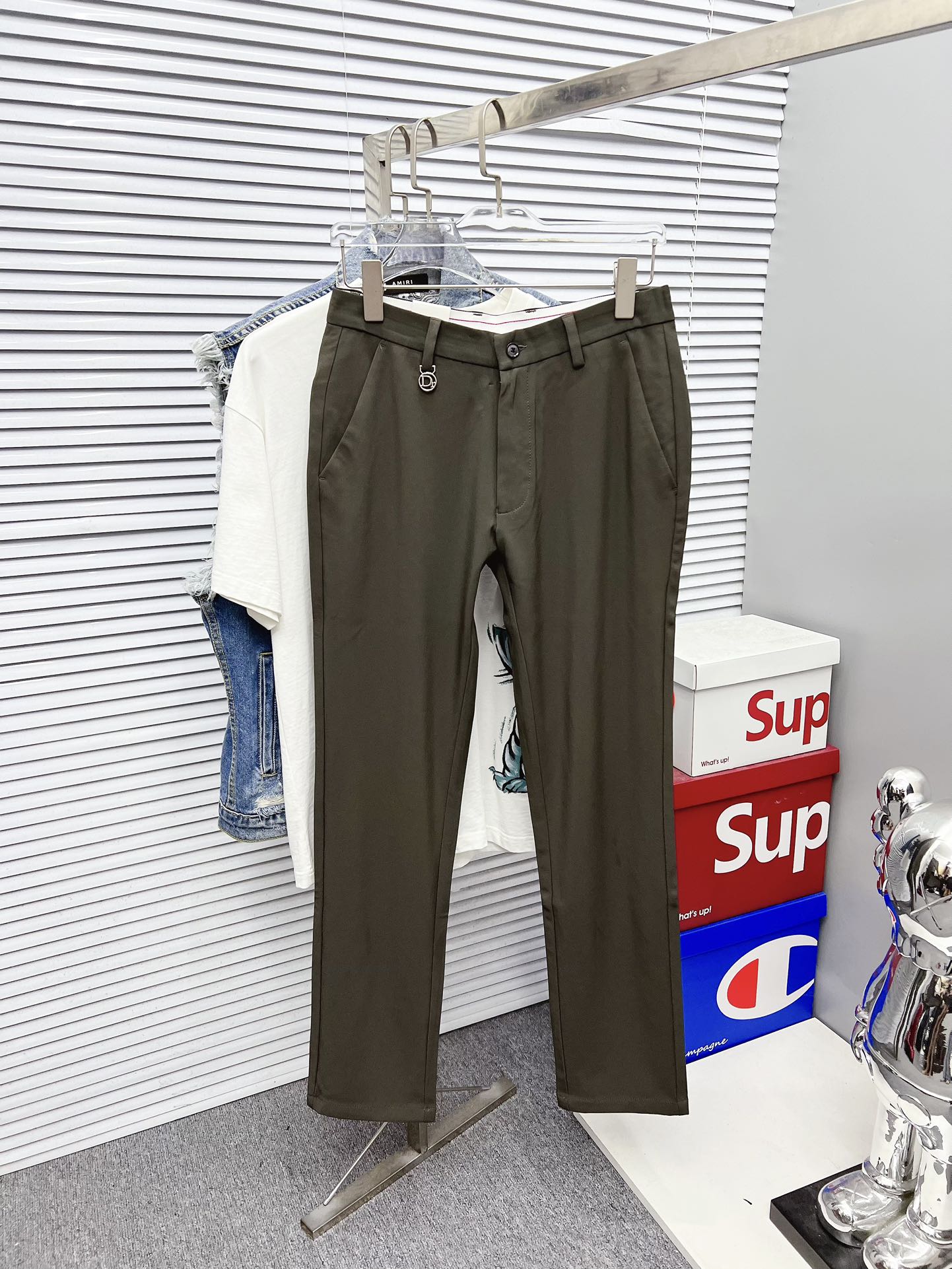 NO:594920,Dior's new arrivals, 2025 autumn and winter new products, are available at counters. The best casual pants counters in physical stores are original 1:1 goods, suitable for all ages. The highest version of European imported fabrics on the market. Comfortable, soft and skin-friendly, with super upper body effects, fashionable and versatile, straight and stylish, a wardrobe must-have!  Suitable for any occasion. Sizes: 29-40, dior, alexander wang19860909迪奥 新款来袭2025秋冬新款新品 专柜有售 实体店极品休闲裤专柜原版1:1好货,适合各个年龄段.市场最高版本的欧洲进口面料.舒适柔软亲肤,上身效果超级棒时尚百搭,笔挺有型,衣橱必备！适合任何场合穿着 尺码:29-40,,dior,alexander wang,Men's clothing