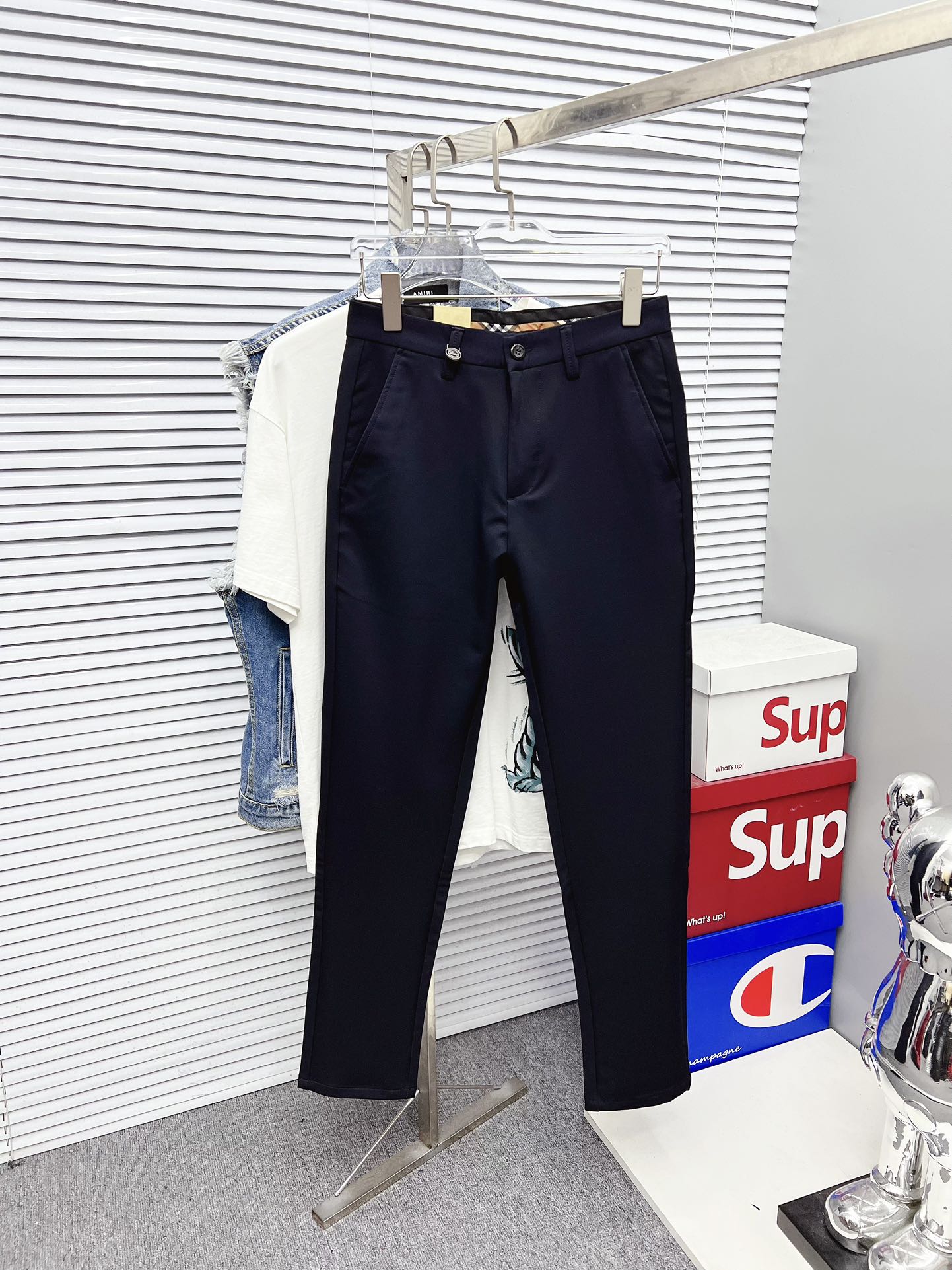 NO:594917,Burberry's new arrivals, 2025 autumn and winter new products, are available at counters. The best casual pants counters in physical stores are original 1:1 good products, suitable for all ages. The highest version of European imported fabrics on the market. Comfortable, soft and skin-friendly, with super upper body effects, fashionable and versatile, straight and stylish, a wardrobe must-have!  Suitable for any occasion. Sizes: 29-40, burberry, alexander wang19860909巴宝莉 新款来袭2025秋冬新款新品 专柜有售 实体店极品休闲裤专柜原版1:1好货,适合各个年龄段.市场最高版本的欧洲进口面料.舒适柔软亲肤,上身效果超级棒时尚百搭,笔挺有型,衣橱必备！适合任何场合穿着 尺码:29-40,,burberry,alexander wang,Men's clothing