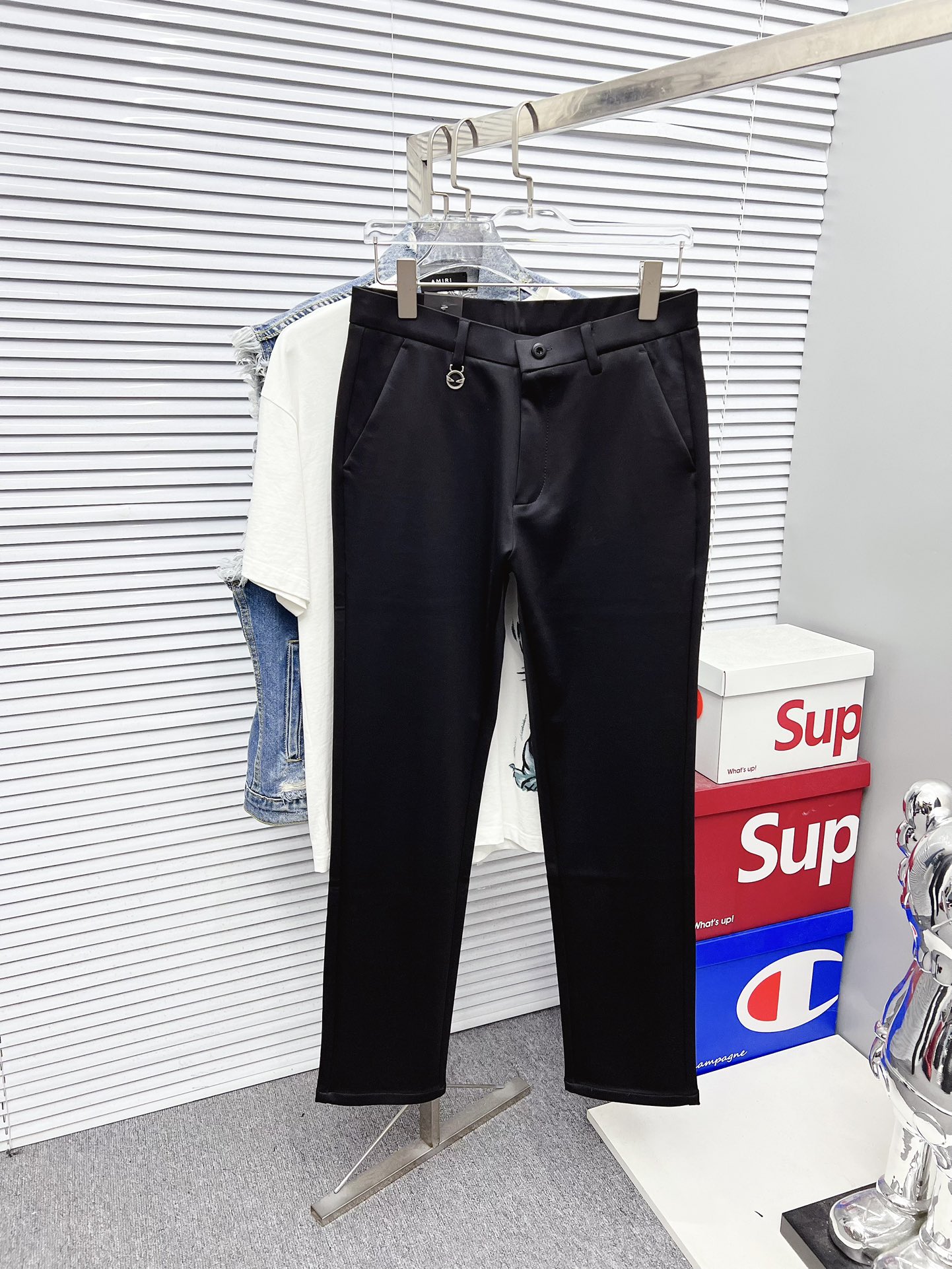 NO:594919,Fendi's new arrivals, 2025 autumn and winter new products, are available at counters. The best casual pants counters in physical stores are original 1:1 good products, suitable for all ages. The highest version of European imported fabrics on the market. Comfortable, soft and skin-friendly, with super upper body effects, fashionable and versatile, straight and stylish, a wardrobe must-have!  Suitable for any occasion. Sizes: 29-40, fendi, alexander wang19860909芬迪 新款来袭2025秋冬新款新品 专柜有售 实体店极品休闲裤专柜原版1:1好货,适合各个年龄段.市场最高版本的欧洲进口面料.舒适柔软亲肤,上身效果超级棒时尚百搭,笔挺有型,衣橱必备！适合任何场合穿着 尺码:29-40,,fendi,alexander wang,Men's clothing