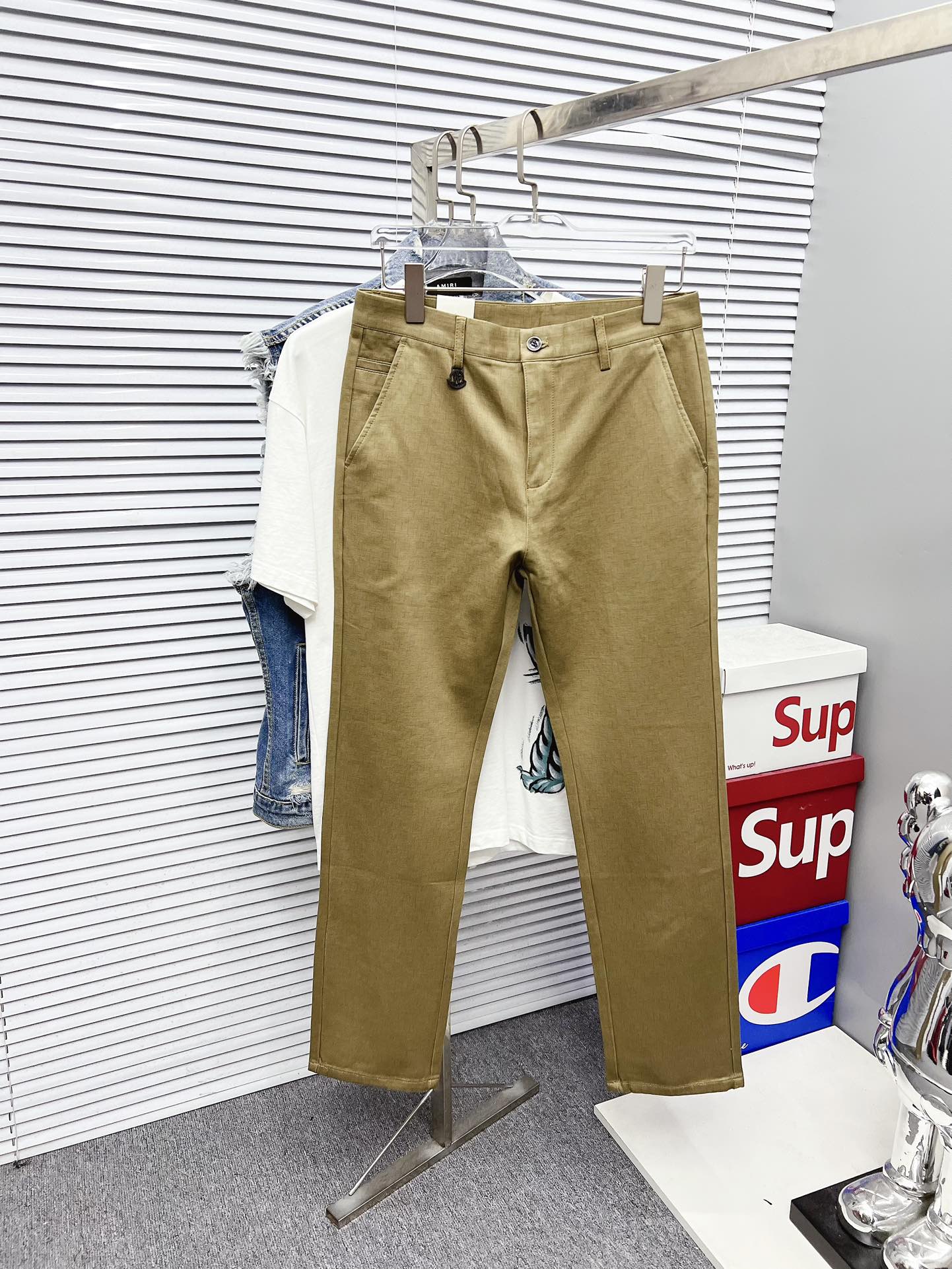 NO:594921,Mouthless new arrival, 2025 autumn and winter new products, available at counters. The best casual pants counter in physical stores, original 1:1 goods, suitable for all ages. The highest version of European imported fabrics on the market. Comfortable, soft and skin-friendly, with super upper body effect, fashionable and versatile, straight and stylish, a wardrobe must-have!  Suitable for any occasion. Sizes: 29-40, Moncler, alexander wang19860909蒙口 新款来袭2025秋冬新款新品 专柜有售 实体店极品休闲裤专柜原版1:1好货,适合各个年龄段.市场最高版本的欧洲进口面料.舒适柔软亲肤,上身效果超级棒时尚百搭,笔挺有型,衣橱必备！适合任何场合穿着 尺码:29-40,,Moncler,alexander wang,Men's clothing