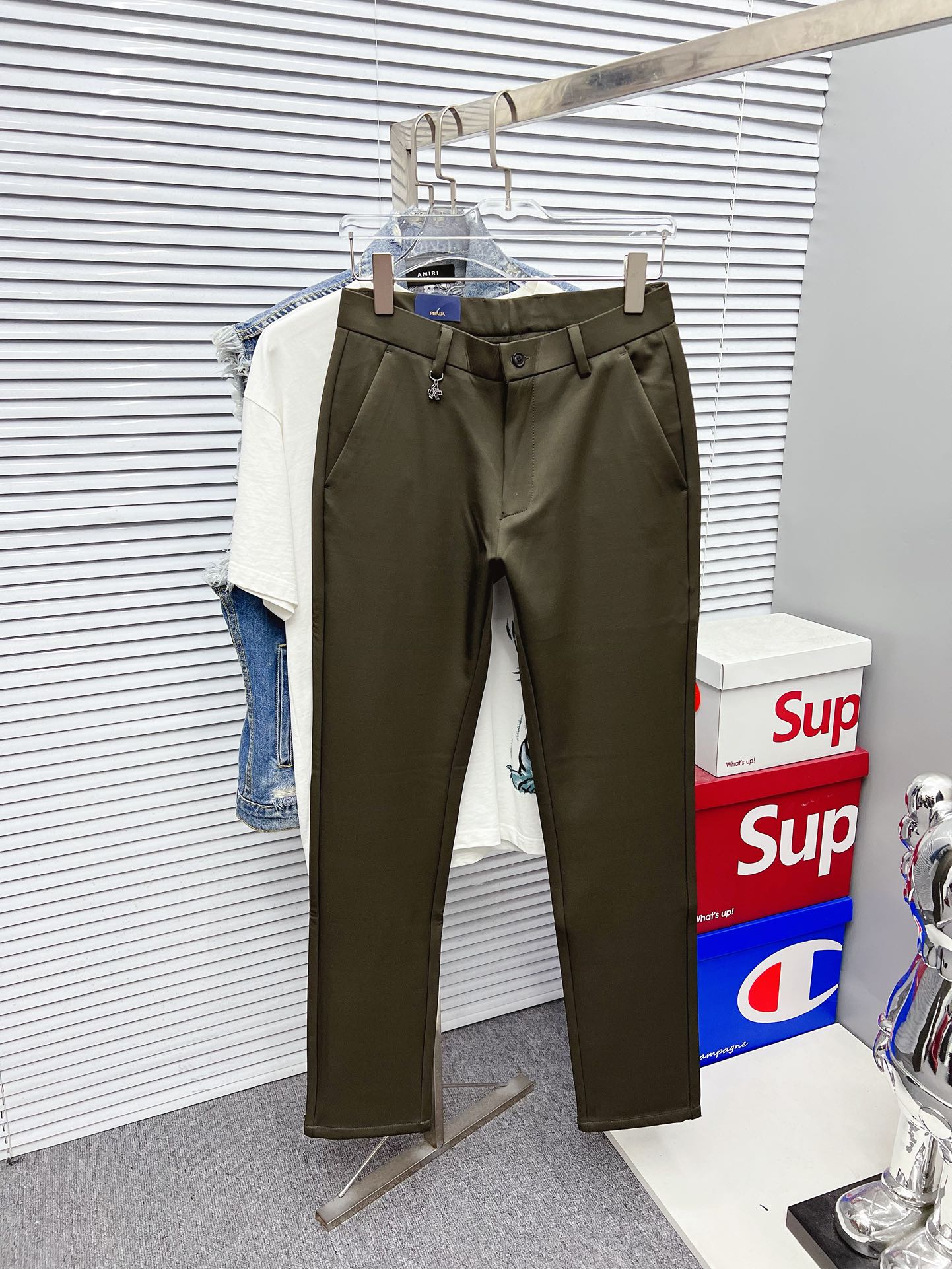 NO:594927,Prada's new arrivals, 2025 autumn and winter new products, are available at counters. The best casual pants counters in physical stores are original 1:1 goods, suitable for all ages. The highest version of European imported fabrics on the market. Comfortable, soft and skin-friendly, with super upper body effects, fashionable and versatile, straight and stylish, a wardrobe must-have!  Suitable for any occasion. Sizes: 29-40, prada, alexander wang19860909普拉达 新款来袭2025秋冬新款新品 专柜有售 实体店极品休闲裤专柜原版1:1好货,适合各个年龄段.市场最高版本的欧洲进口面料.舒适柔软亲肤,上身效果超级棒时尚百搭,笔挺有型,衣橱必备！适合任何场合穿着 尺码:29-40,,prada,alexander wang,Men's clothing