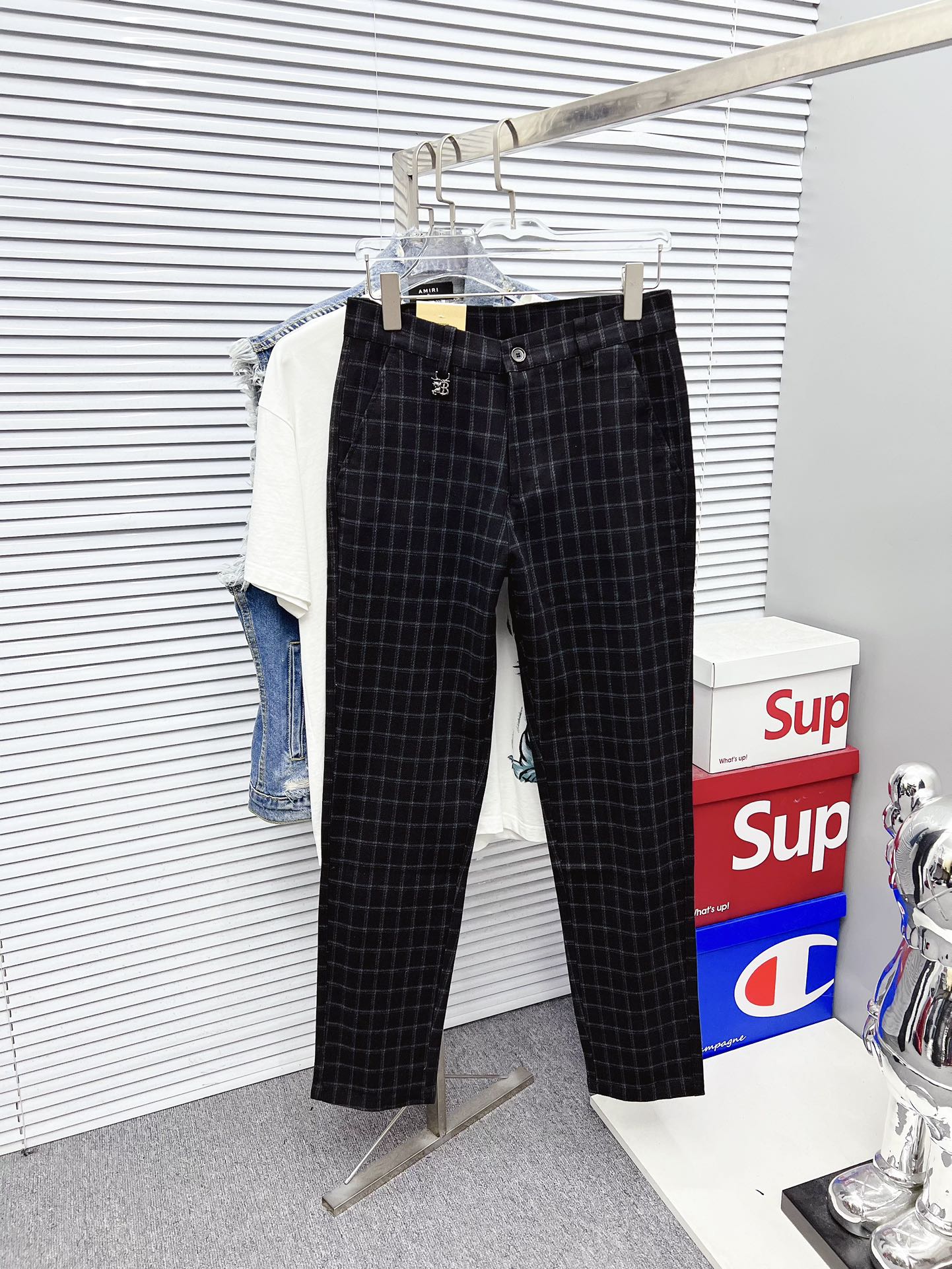 NO:746688,Burberry new arrivals 2026 new products are available at counters. The best casual pants counters in physical stores are original 1:1 good products, suitable for all ages. The highest version of European imported fabrics on the market. Comfortable, soft and skin-friendly, with super upper body effects. Fashionable and versatile, straight and stylish, a wardrobe must-have!  Suitable for any occasion. Sizes: 29-40, burberry,19860909巴宝莉 新款来袭2026新款新品 专柜有售 实体店极品休闲裤专柜原版1:1好货,适合各个年龄段.市场最高版本的欧洲进口面料.舒适柔软亲肤,上身效果超级棒时尚百搭,笔挺有型,衣橱必备！适合任何场合穿着 尺码:29-40,,burberry,,Men's clothing