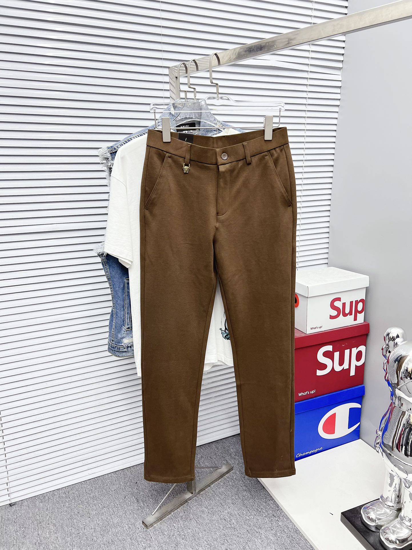 NO:594918,Versace's new arrival, 2025 autumn and winter new products, are available at counters. The best casual pants counters in physical stores are original 1:1 good products, suitable for all ages. The highest version of European imported fabrics on the market. Comfortable, soft and skin-friendly, with super upper body effects, fashionable and versatile, straight and stylish, a wardrobe must-have!  Suitable for any occasion. Sizes: 29-40, versace, alexander wang19860909范思哲 新款来袭2025秋冬新款新品 专柜有售 实体店极品休闲裤专柜原版1:1好货,适合各个年龄段.市场最高版本的欧洲进口面料.舒适柔软亲肤,上身效果超级棒时尚百搭,笔挺有型,衣橱必备！适合任何场合穿着 尺码:29-40,,versace,alexander wang,Men's clothing