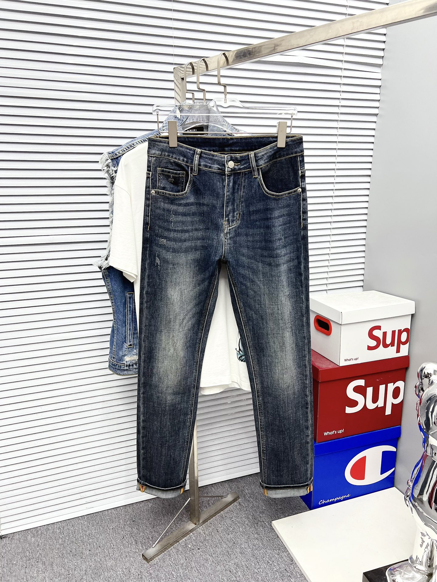 NO:528770,PRADA men's denim jeans, official album poster outfit style!  Customer-supplied high-quality imported denim original color fabric, specially selected Japanese Okayama pure 13oz ounce denim fabric, heavy environmentally friendly plant enzyme washing process, the texture has a light retro color, which is quite beautiful, and is very suitable for the autumn and winter color matching. The fabric is soft and delicate after washing, but has a strong bones and a little elastic, providing an excellent comfort experience. There is no damage to any craft elements throughout the body, retaining the purest tannin color!  The whole body details are so perfect, exquisite and exquisite. The latest waist leather marks highlight the brand's characteristics, and hardware accessories, leather marks, and wiring all reflect craftsmanship!  The style is perfectly tailored, and the hip lifting effect is excellent. It can easily sweep any top matching in the wardrobe. It has extensive compatibility and is satisfied with various daily outfits. It has a lot of upper body styles and must-have trousers for quality control and 1V masturbation control!  Size 29-38 None 35 37,,prada,prada,jeans,alexander wang19860909PRADA 普拉达 男士丹宁牛仔裤,官宣画册海报穿搭款！ 客供高级进口的丹宁原色面料,特选日本冈山纯正13oz 盎司牛仔布料,重磅环保植物酵素水洗工艺,肌理有着淡淡的复古色彩,相当漂亮,极符合秋冬的配色,面料经过水洗后柔软细腻,但筋骨感极强,且略带弹力,提供了绝佳的舒适体验,通身无任何工艺元素破坏,保留了最纯粹的丹宁本色！通身细节完美如斯,精湛且考究,最新的腰部皮标彰显了品牌特质,五金配件、皮标、走线无不体现出匠心工艺！版型剪裁完美,提臀修身效果绝佳,可轻松横扫衣橱任何的上装搭配,兼容性广泛,满足于日常各种穿搭,上身型款十足,于品质控及1V迷控者必入型裤装！ 尺码29-38 无35 37,,prada,prada,jeans,alexander wang,Men's clothing