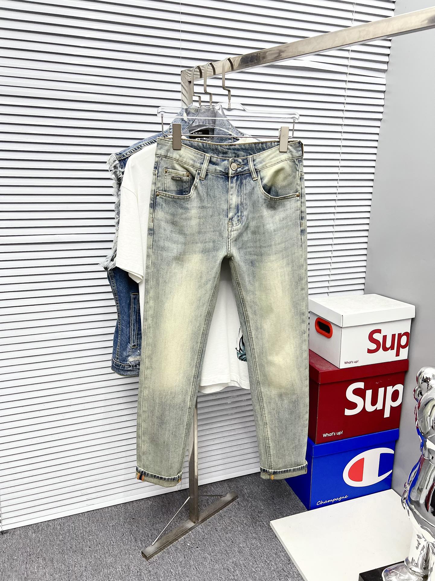 NO:528771,Jenia men's denim jeans, official album poster outfit style!  Customer-supplied high-quality imported denim original color fabric, specially selected Japanese Okayama pure 13oz ounce denim fabric, heavy environmentally friendly plant enzyme washing process, the texture has a light retro color, which is quite beautiful, and is very suitable for the autumn and winter color matching. The fabric is soft and delicate after washing, but has a strong bones and a little elastic, providing an excellent comfort experience. There is no damage to any craft elements throughout the body, retaining the purest tannin color!  The whole body details are so perfect, exquisite and exquisite. The latest waist leather marks highlight the brand's characteristics, and hardware accessories, leather marks, and wiring all reflect craftsmanship!  The style is perfectly tailored, and the hip lifting effect is excellent. It can easily sweep any top matching in the wardrobe. It has extensive compatibility and is satisfied with various daily outfits. It has a lot of upper body styles and must-have trousers for quality control and 1V masturbation control!  Size 29-38 None 35 37, zegna,jeans,alexander wang19860909杰尼亚 男士丹宁牛仔裤,官宣画册海报穿搭款！ 客供高级进口的丹宁原色面料,特选日本冈山纯正13oz 盎司牛仔布料,重磅环保植物酵素水洗工艺,肌理有着淡淡的复古色彩,相当漂亮,极符合秋冬的配色,面料经过水洗后柔软细腻,但筋骨感极强,且略带弹力,提供了绝佳的舒适体验,通身无任何工艺元素破坏,保留了最纯粹的丹宁本色！通身细节完美如斯,精湛且考究,最新的腰部皮标彰显了品牌特质,五金配件、皮标、走线无不体现出匠心工艺！版型剪裁完美,提臀修身效果绝佳,可轻松横扫衣橱任何的上装搭配,兼容性广泛,满足于日常各种穿搭,上身型款十足,于品质控及1V迷控者必入型裤装！ 尺码29-38 无35 37,,zegna,jeans,alexander wang,Men's clothing