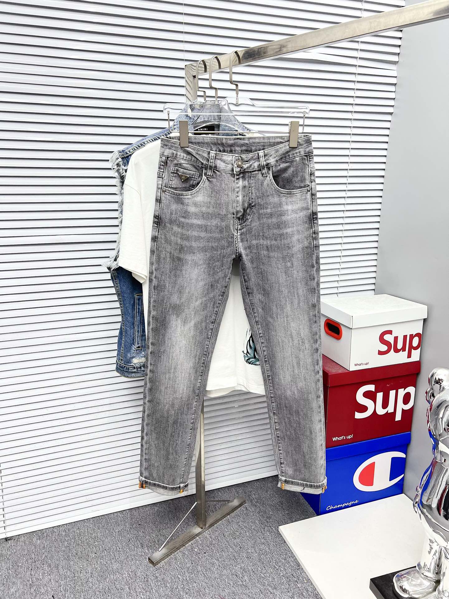 NO:528773,Croxin Men's denim jeans, official album poster outfit style!  Customer-supplied high-quality imported denim original color fabric, specially selected Japanese Okayama pure 13oz ounce denim fabric, heavy environmentally friendly plant enzyme washing process, the texture has a light retro color, which is quite beautiful, and is very suitable for the autumn and winter color matching. The fabric is soft and delicate after washing, but has a strong bones and a little elastic, providing an excellent comfort experience. There is no damage to any craft elements throughout the body, retaining the purest tannin color!  The whole body details are so perfect, exquisite and exquisite. The latest waist leather marks highlight the brand's characteristics, and hardware accessories, leather marks, and wiring all reflect craftsmanship!  The style is perfectly tailored, and the hip lifting effect is excellent. It can easily sweep any top matching in the wardrobe. It has extensive compatibility and is satisfied with various daily outfits. It has a lot of upper body styles and must-have trousers for quality control and 1V masturbation control!  Size 29-38 None 35 37, chrome hearts, jeans, alexander wang19860909克罗心 男士丹宁牛仔裤,官宣画册海报穿搭款！ 客供高级进口的丹宁原色面料,特选日本冈山纯正13oz 盎司牛仔布料,重磅环保植物酵素水洗工艺,肌理有着淡淡的复古色彩,相当漂亮,极符合秋冬的配色,面料经过水洗后柔软细腻,但筋骨感极强,且略带弹力,提供了绝佳的舒适体验,通身无任何工艺元素破坏,保留了最纯粹的丹宁本色！通身细节完美如斯,精湛且考究,最新的腰部皮标彰显了品牌特质,五金配件、皮标、走线无不体现出匠心工艺！版型剪裁完美,提臀修身效果绝佳,可轻松横扫衣橱任何的上装搭配,兼容性广泛,满足于日常各种穿搭,上身型款十足,于品质控及1V迷控者必入型裤装！ 尺码29-38 无35 37,,chrome hearts,jeans,alexander wang,Men's clothing