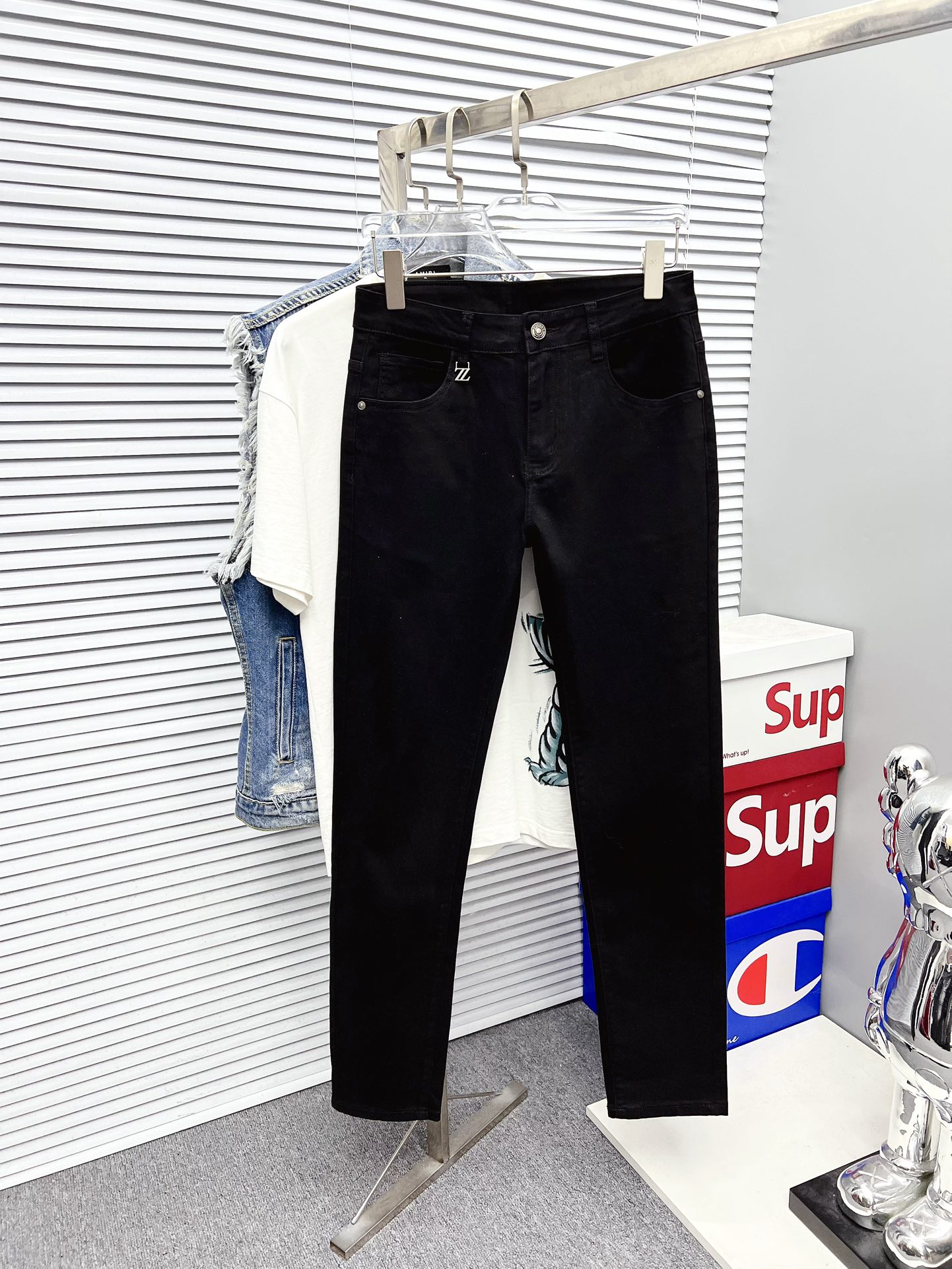 NO:528743,Jenia men's denim jeans, official album poster outfit style!  Customer-supplied high-quality imported denim original color fabric, specially selected Japanese Okayama pure 13oz ounce denim fabric, heavy environmentally friendly plant enzyme washing process, the texture has a light retro color, which is quite beautiful, and is very suitable for the autumn and winter color matching. The fabric is soft and delicate after washing, but has a strong bones and a little elastic, providing an excellent comfort experience. There is no damage to any craft elements throughout the body, retaining the purest tannin color!  The whole body details are so perfect, exquisite and exquisite. The latest waist leather marks highlight the brand's characteristics, and hardware accessories, leather marks, and wiring all reflect craftsmanship!  The style is perfectly tailored, and the hip lifting effect is excellent. It can easily sweep any top matching in the wardrobe. It has extensive compatibility and is satisfied with various daily outfits. It has a lot of upper body styles and must-have trousers for quality control and 1V masturbation control!  Size 29-38 None 35 37, zegna,jeans,alexander wang19860909杰尼亚 男士丹宁牛仔裤,官宣画册海报穿搭款！ 客供高级进口的丹宁原色面料,特选日本冈山纯正13oz 盎司牛仔布料,重磅环保植物酵素水洗工艺,肌理有着淡淡的复古色彩,相当漂亮,极符合秋冬的配色,面料经过水洗后柔软细腻,但筋骨感极强,且略带弹力,提供了绝佳的舒适体验,通身无任何工艺元素破坏,保留了最纯粹的丹宁本色！通身细节完美如斯,精湛且考究,最新的腰部皮标彰显了品牌特质,五金配件、皮标、走线无不体现出匠心工艺！版型剪裁完美,提臀修身效果绝佳,可轻松横扫衣橱任何的上装搭配,兼容性广泛,满足于日常各种穿搭,上身型款十足,于品质控及1V迷控者必入型裤装！ 尺码29-38 无35 37,,zegna,jeans,alexander wang,Men's clothing