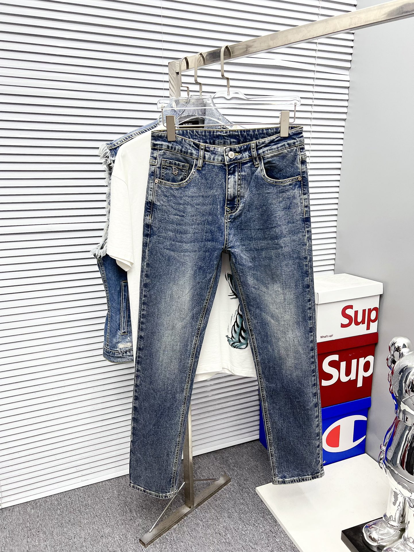 NO:528746,Dior men's denim jeans, official album poster outfit style!  Customer-supplied high-quality imported denim original color fabric, specially selected Japanese Okayama pure 13oz ounce denim fabric, heavy environmentally friendly plant enzyme washing process, the texture has a light retro color, which is quite beautiful, and is very suitable for the autumn and winter color matching. The fabric is soft and delicate after washing, but has a strong bones and a little elastic, providing an excellent comfort experience. There is no damage to any craft elements throughout the body, retaining the purest tannin color!  The whole body details are so perfect, exquisite and exquisite. The latest waist leather marks highlight the brand's characteristics, and hardware accessories, leather marks, and wiring all reflect craftsmanship!  The style is perfectly tailored, and the hip lifting effect is excellent. It can easily sweep any top matching in the wardrobe. It has extensive compatibility and is satisfied with various daily outfits. It has a lot of upper body styles and must-have trousers for quality control and 1V masturbation control!  Size 29-38 None 35 37,,dior,dior,jeans,alexander wang19860909Dior 迪奥 男士丹宁牛仔裤,官宣画册海报穿搭款！ 客供高级进口的丹宁原色面料,特选日本冈山纯正13oz 盎司牛仔布料,重磅环保植物酵素水洗工艺,肌理有着淡淡的复古色彩,相当漂亮,极符合秋冬的配色,面料经过水洗后柔软细腻,但筋骨感极强,且略带弹力,提供了绝佳的舒适体验,通身无任何工艺元素破坏,保留了最纯粹的丹宁本色！通身细节完美如斯,精湛且考究,最新的腰部皮标彰显了品牌特质,五金配件、皮标、走线无不体现出匠心工艺！版型剪裁完美,提臀修身效果绝佳,可轻松横扫衣橱任何的上装搭配,兼容性广泛,满足于日常各种穿搭,上身型款十足,于品质控及1V迷控者必入型裤装！ 尺码29-38 无35 37,,dior,dior,jeans,alexander wang,Men's clothing