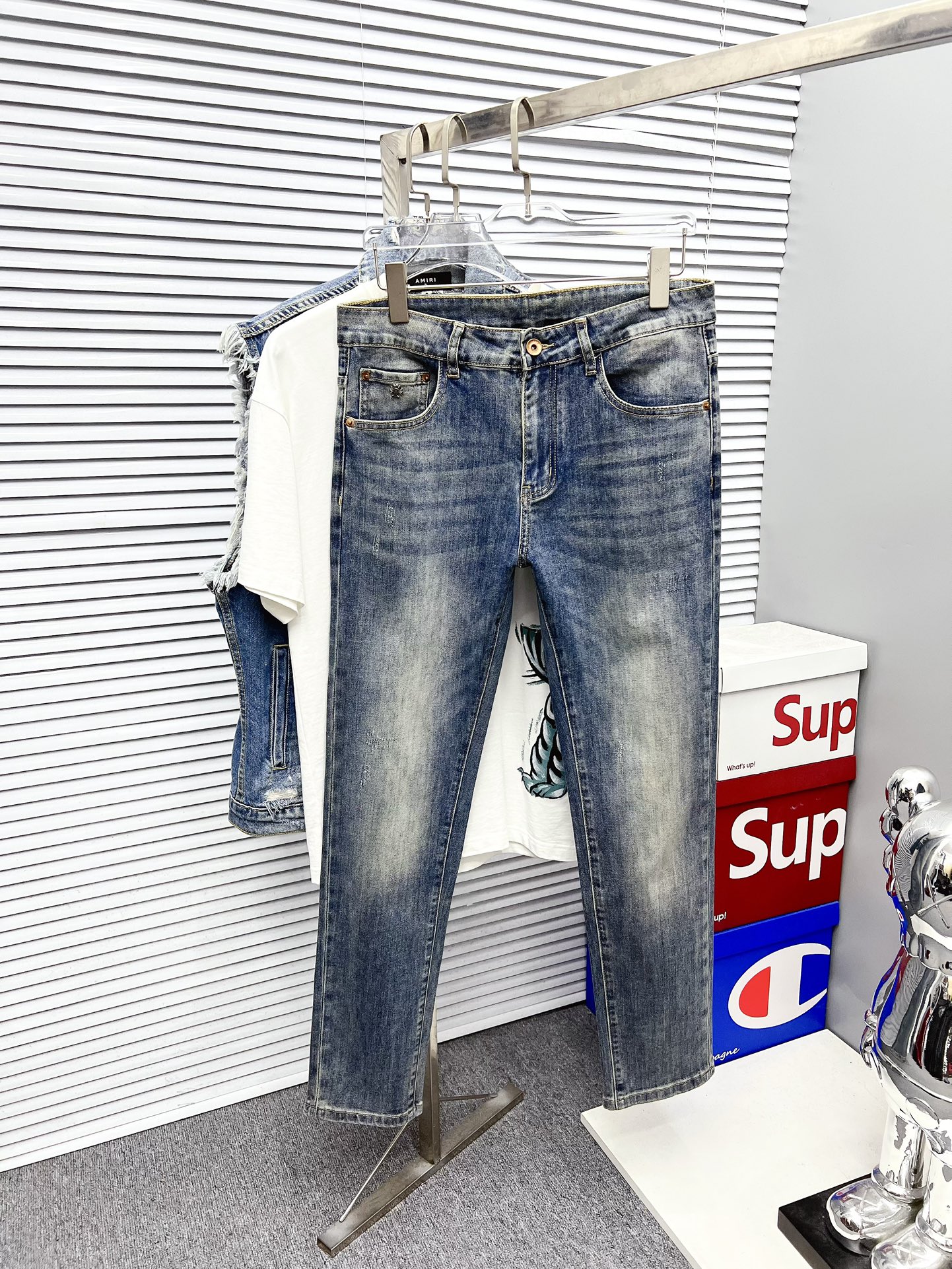 NO:528749,Croxin Men's denim jeans, official album poster outfit style!  Customer-supplied high-quality imported denim original color fabric, specially selected Japanese Okayama pure 13oz ounce denim fabric, heavy environmentally friendly plant enzyme washing process, the texture has a light retro color, which is quite beautiful, and is very suitable for the autumn and winter color matching. The fabric is soft and delicate after washing, but has a strong bones and a little elastic, providing an excellent comfort experience. There is no damage to any craft elements throughout the body, retaining the purest tannin color!  The whole body details are so perfect, exquisite and exquisite. The latest waist leather marks highlight the brand's characteristics, and hardware accessories, leather marks, and wiring all reflect craftsmanship!  The style is perfectly tailored, and the hip lifting effect is excellent. It can easily sweep any top matching in the wardrobe. It has extensive compatibility and is satisfied with various daily outfits. It has a lot of upper body styles and must-have trousers for quality control and 1V masturbation control!  Size 29-38 None 35 37, chrome hearts, jeans, alexander wang19860909克罗心 男士丹宁牛仔裤,官宣画册海报穿搭款！ 客供高级进口的丹宁原色面料,特选日本冈山纯正13oz 盎司牛仔布料,重磅环保植物酵素水洗工艺,肌理有着淡淡的复古色彩,相当漂亮,极符合秋冬的配色,面料经过水洗后柔软细腻,但筋骨感极强,且略带弹力,提供了绝佳的舒适体验,通身无任何工艺元素破坏,保留了最纯粹的丹宁本色！通身细节完美如斯,精湛且考究,最新的腰部皮标彰显了品牌特质,五金配件、皮标、走线无不体现出匠心工艺！版型剪裁完美,提臀修身效果绝佳,可轻松横扫衣橱任何的上装搭配,兼容性广泛,满足于日常各种穿搭,上身型款十足,于品质控及1V迷控者必入型裤装！ 尺码29-38 无35 37,,chrome hearts,jeans,alexander wang,Men's clothing